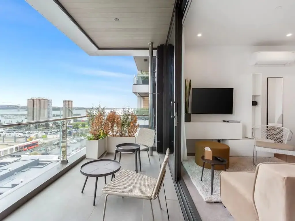 Sleek Design Studio Auckland - Charming Balcony & Dedicated Home-office For Digital Nomads
