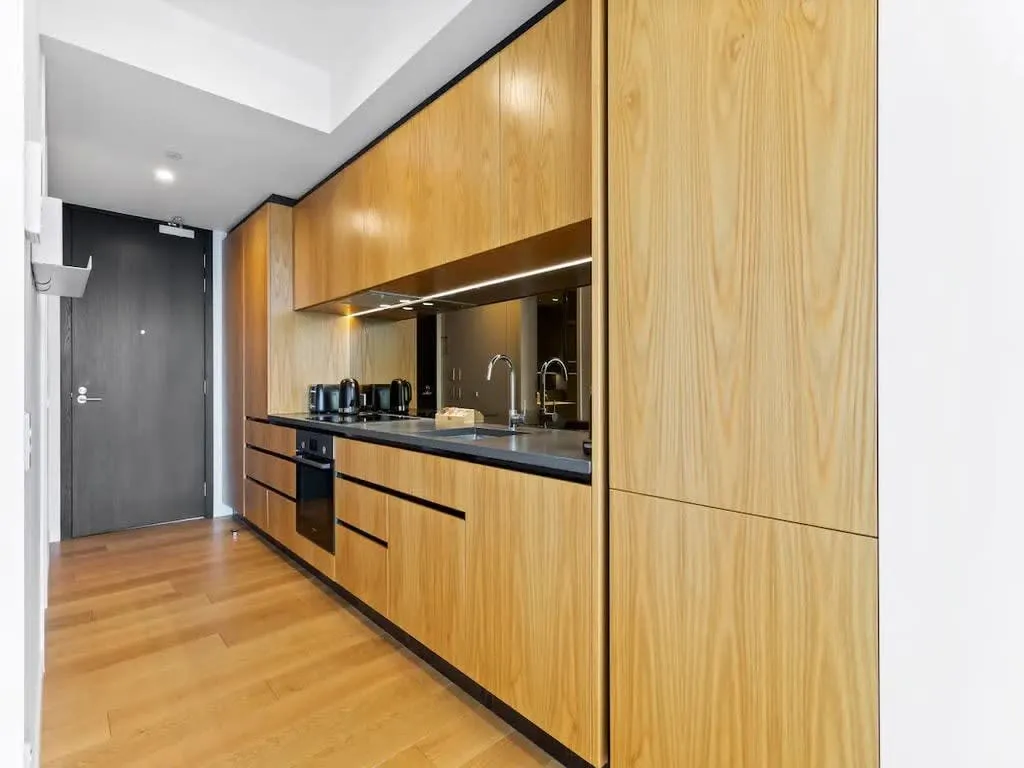 Sleek Design Studio Auckland - Charming Balcony & Dedicated Home-office For Digital Nomads #4