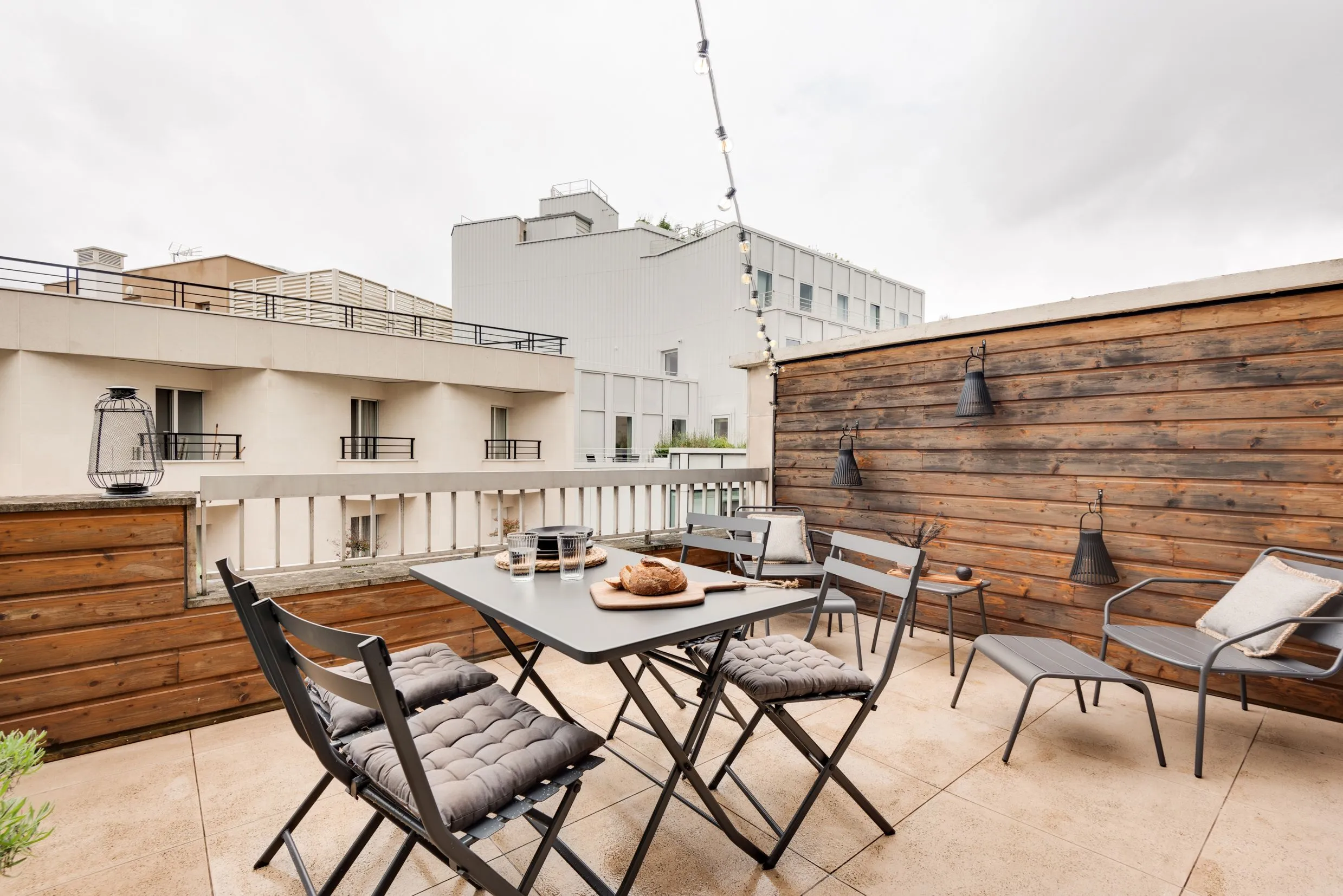 Premium Paris Flat With Gigabit Internet, Dual Monitors & Ergonomic Setup For Remote Work #2