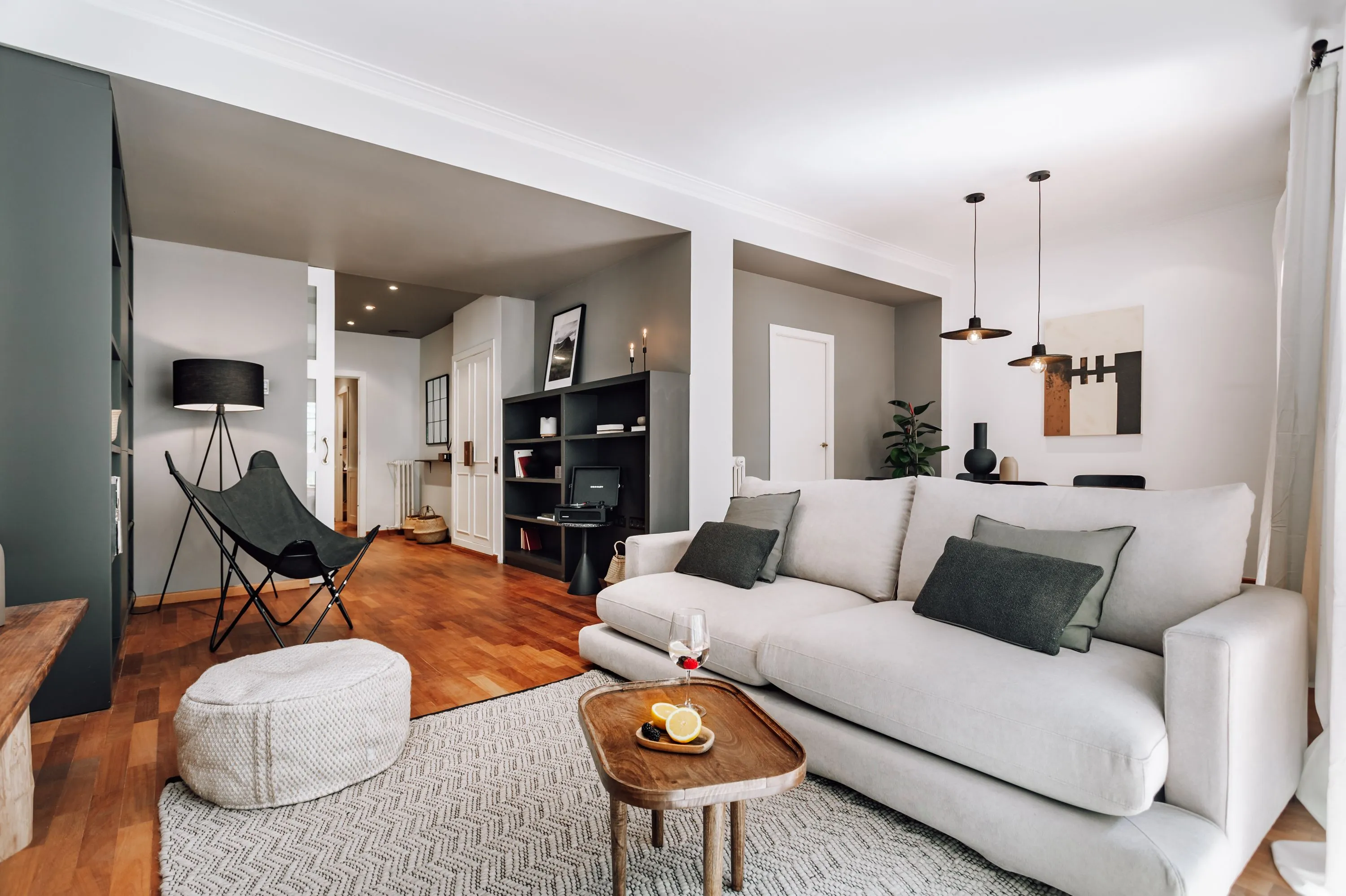 Vast Barcelona Flat With Gigabit Internet & Pro Workspace For Remote Professionals #4