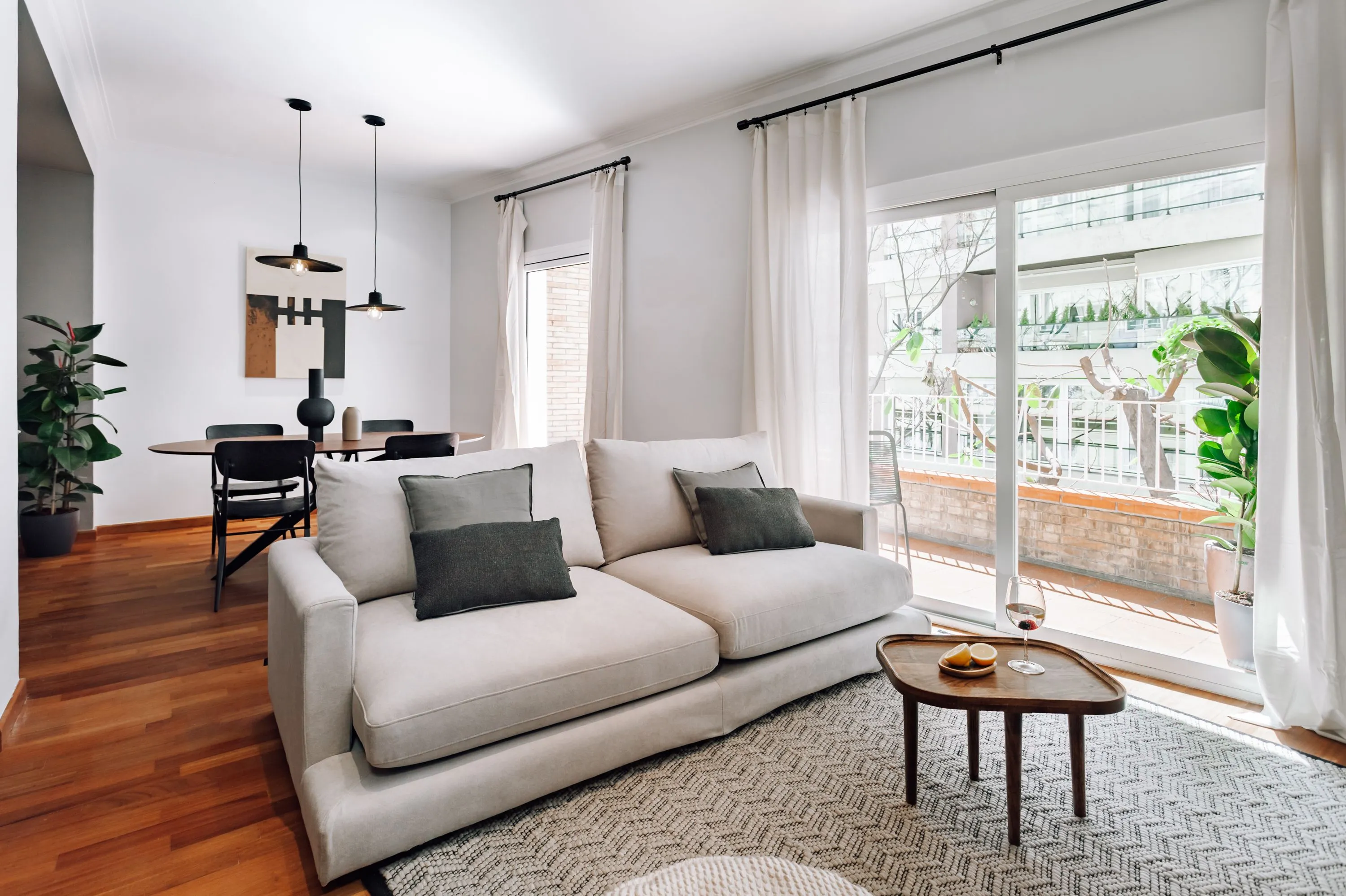 Vast Barcelona Flat With Gigabit Internet & Pro Workspace For Remote Professionals #2