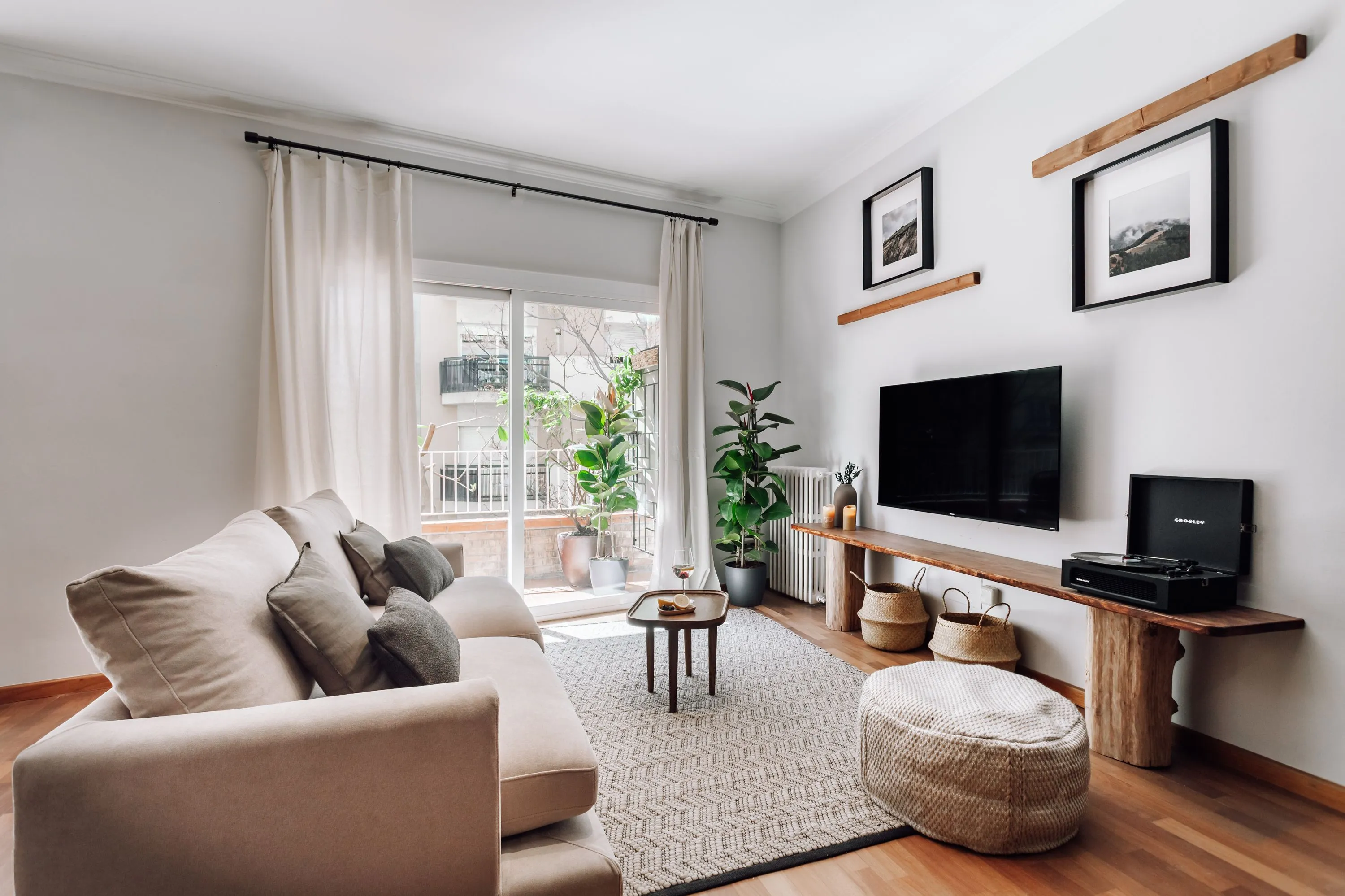 Vast Barcelona Flat With Gigabit Internet & Pro Workspace For Remote Professionals #3