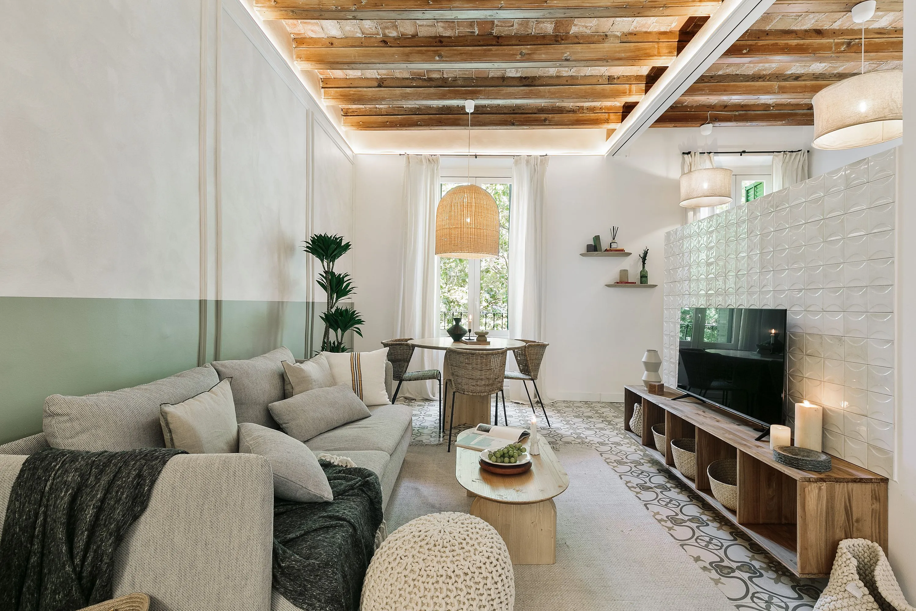 Refined Barcelona Flat With Pro Workstation & Gigabit Internet For Digital Nomads #4