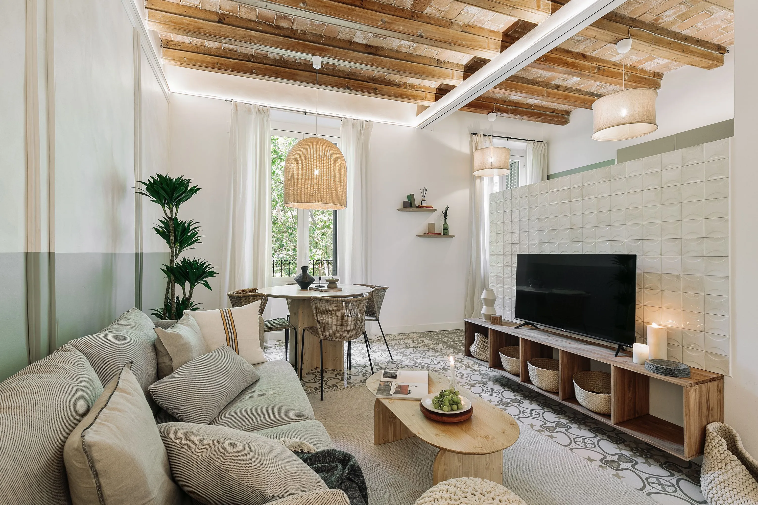 Refined Barcelona Flat With Pro Workstation & Gigabit Internet For Digital Nomads #3