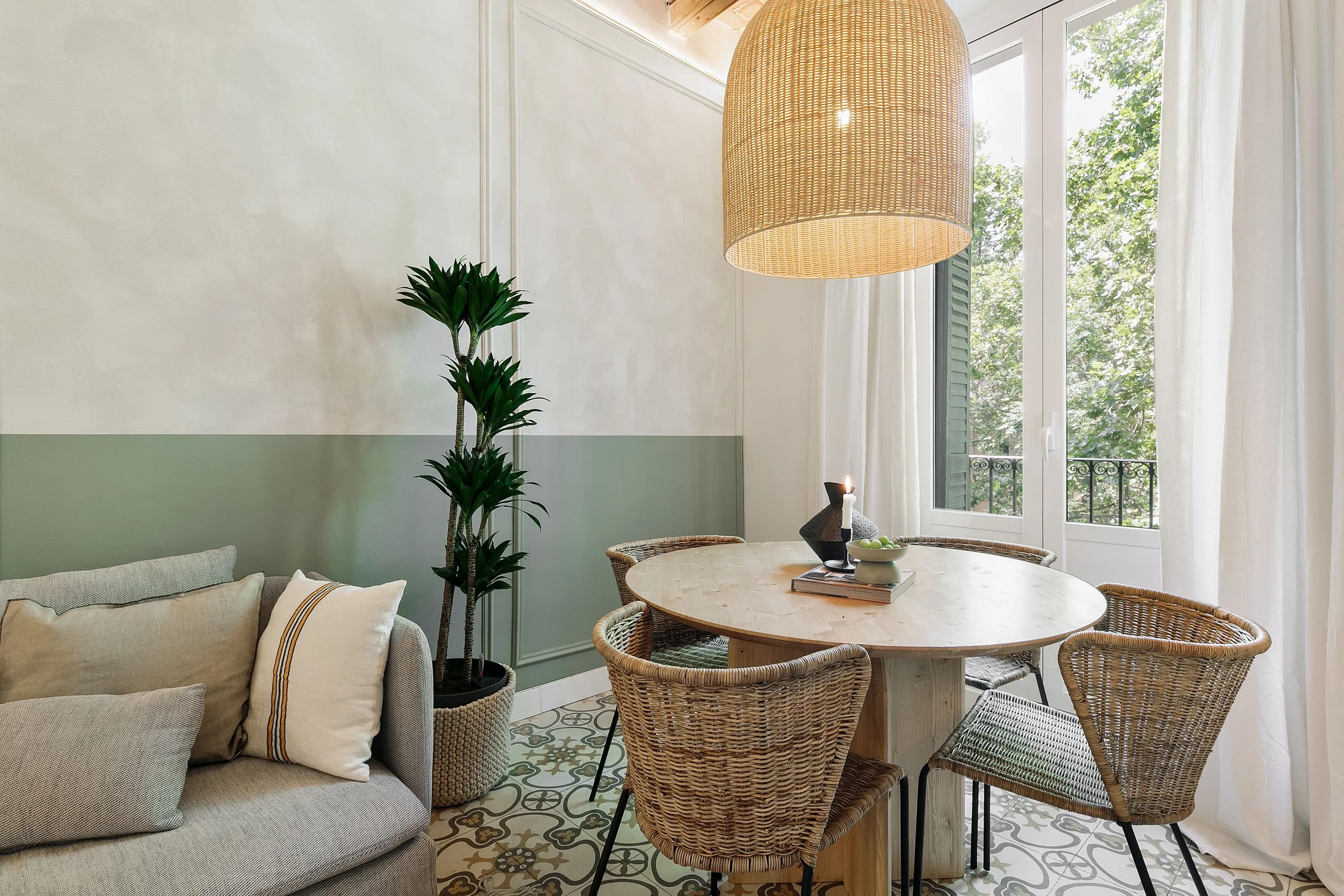Refined Barcelona Flat With Pro Workstation & Gigabit Internet For Digital Nomads #5