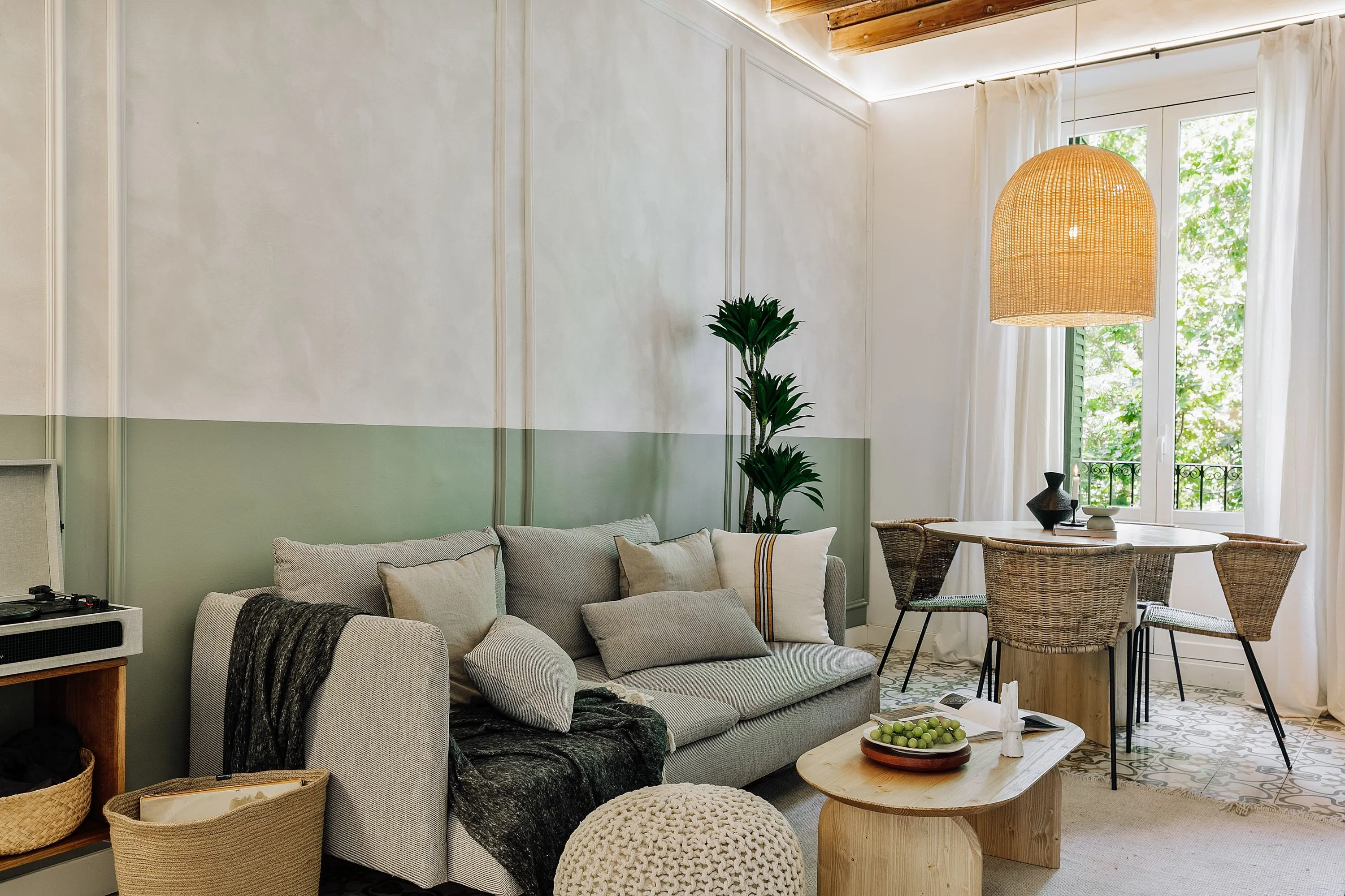 Refined Barcelona Flat With Pro Workstation & Gigabit Internet For Digital Nomads #2