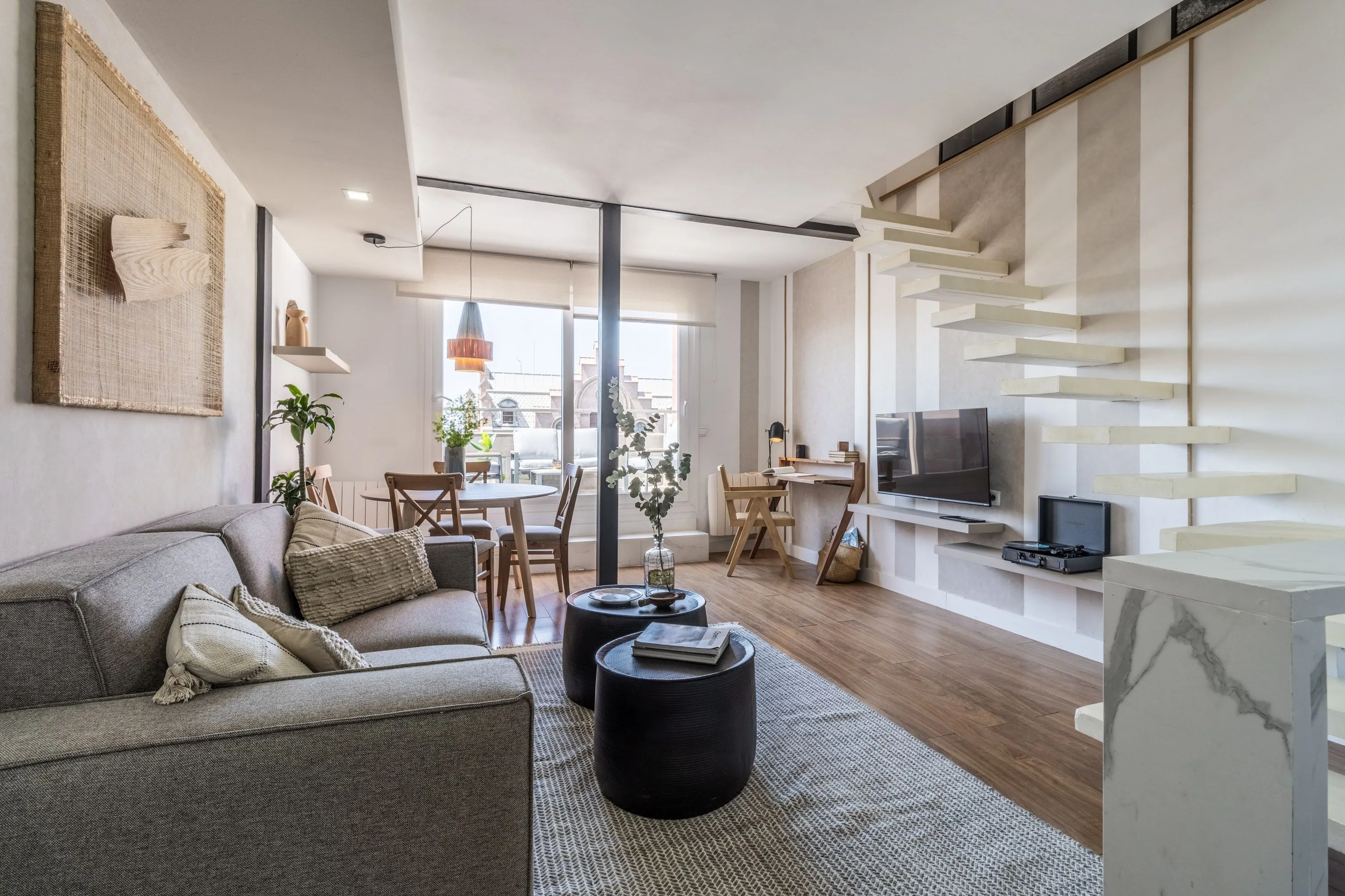 Curated Madrid Flat With Ultra-fast Wifi, Dual Monitors & Chef's Kitchen For Remote Work #4