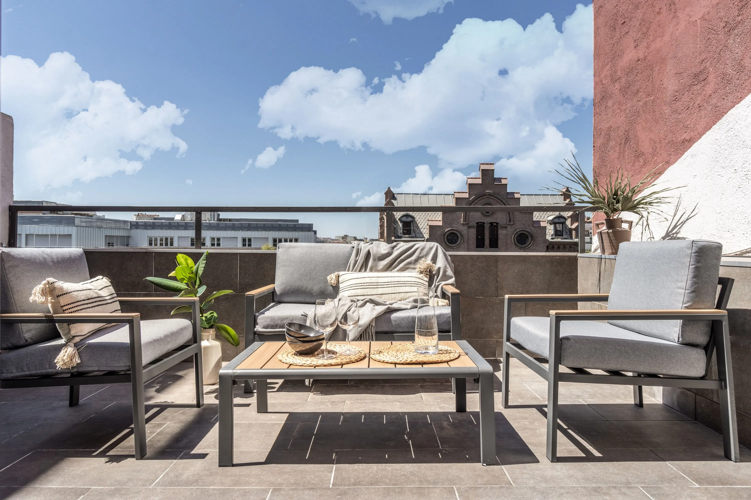 Curated Madrid Flat With Ultra-fast Wifi, Dual Monitors & Chef's Kitchen For Remote Work #2
