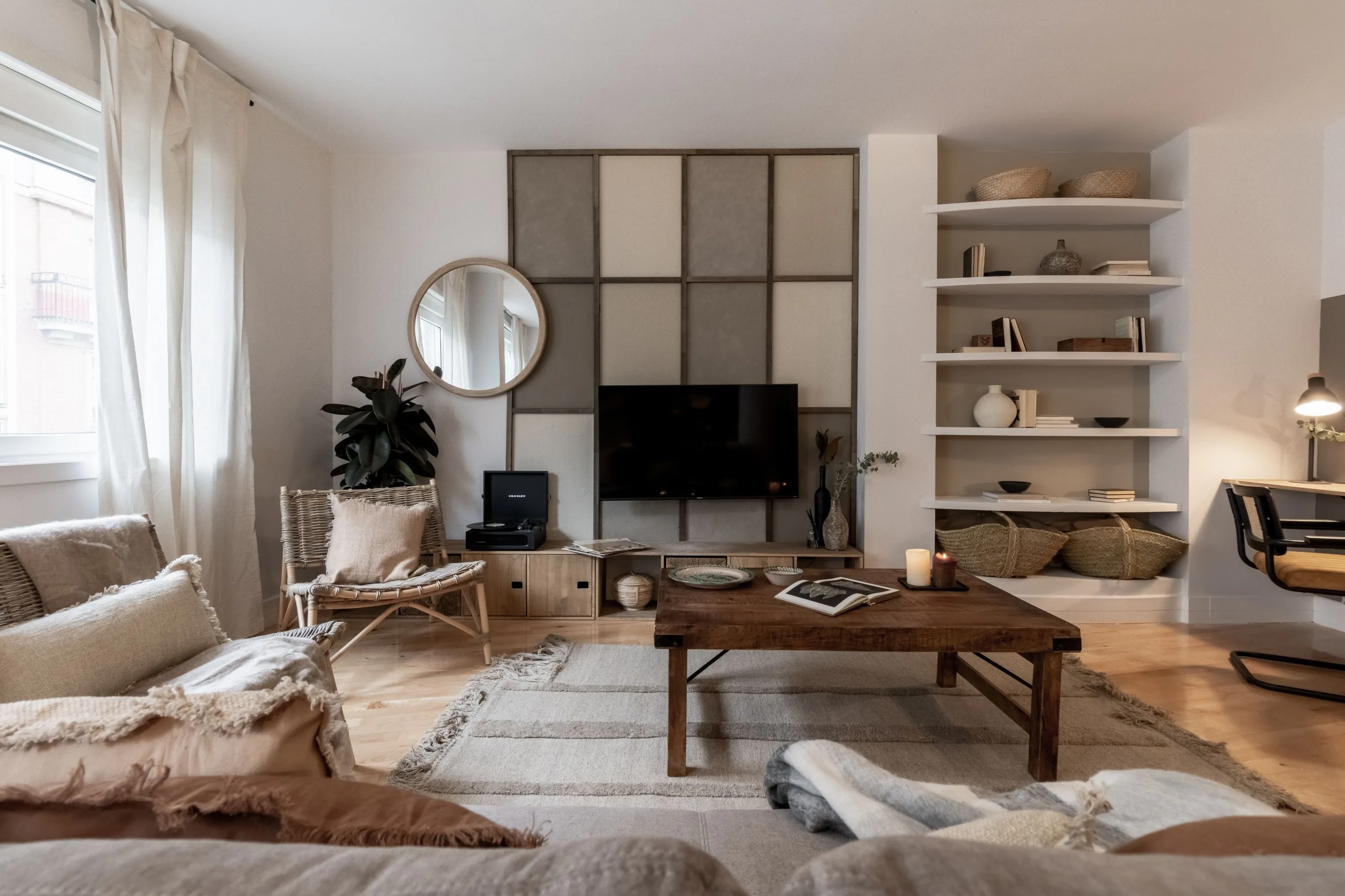 Expansive Madrid Penthouse With High-speed Fiber & Pro Workspace For Remote Work #3
