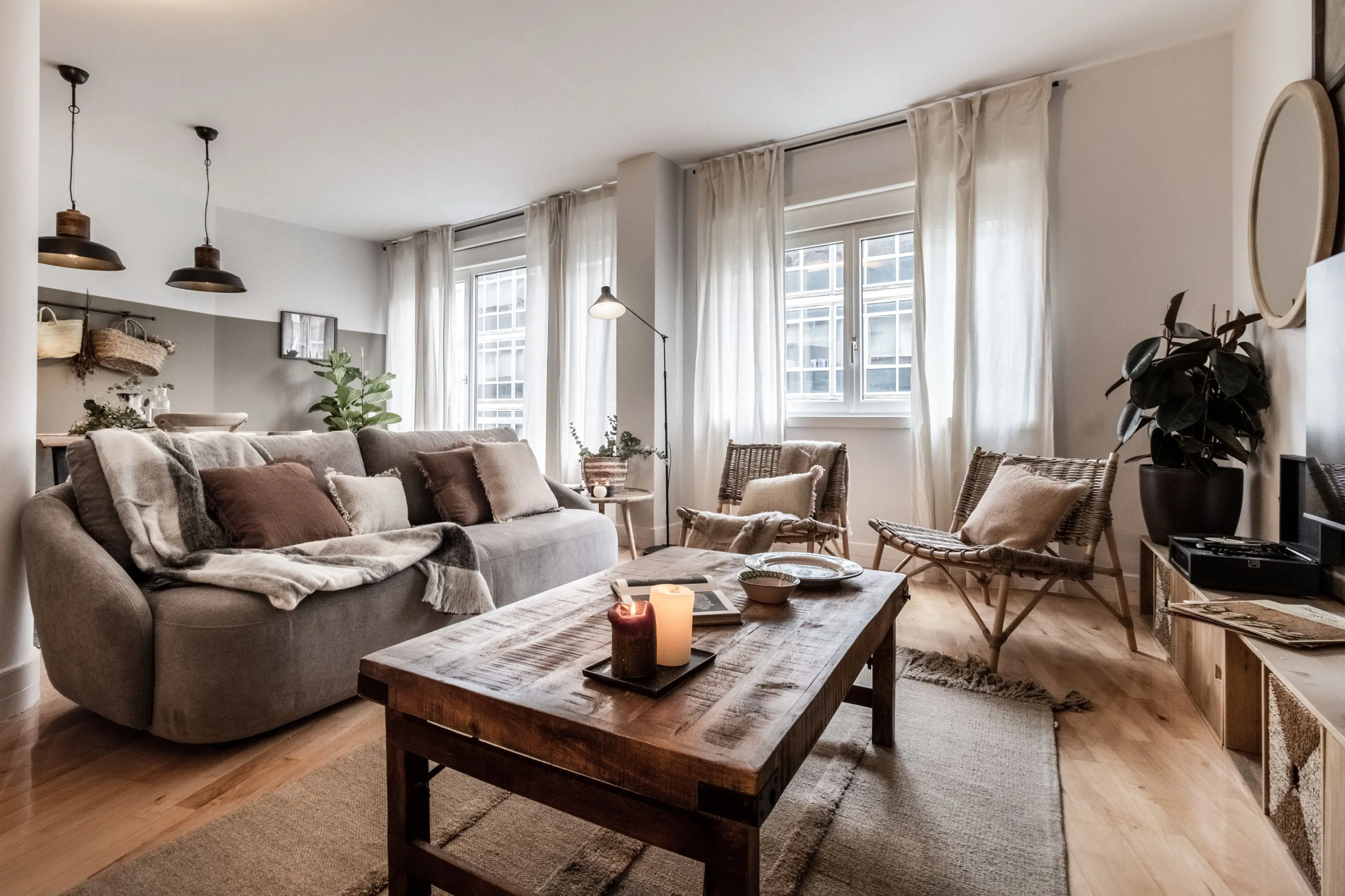 Expansive Madrid Penthouse With High-speed Fiber & Pro Workspace For Remote Work #2