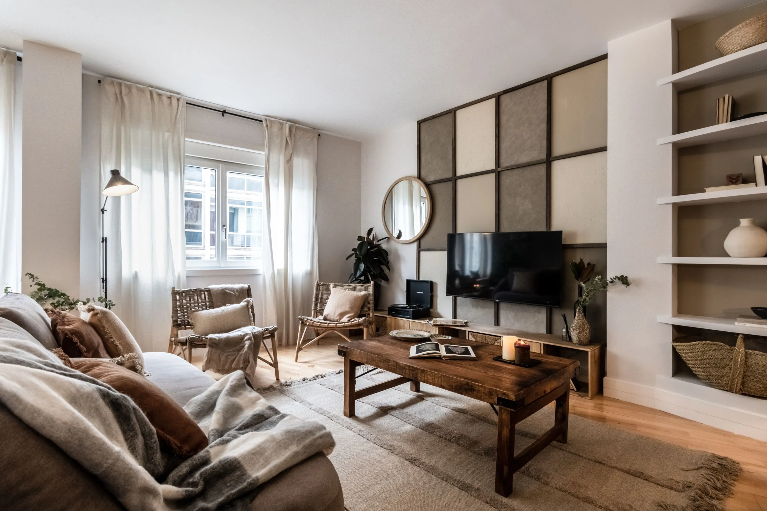 Expansive Madrid Penthouse With High-speed Fiber & Pro Workspace For Remote Work #5