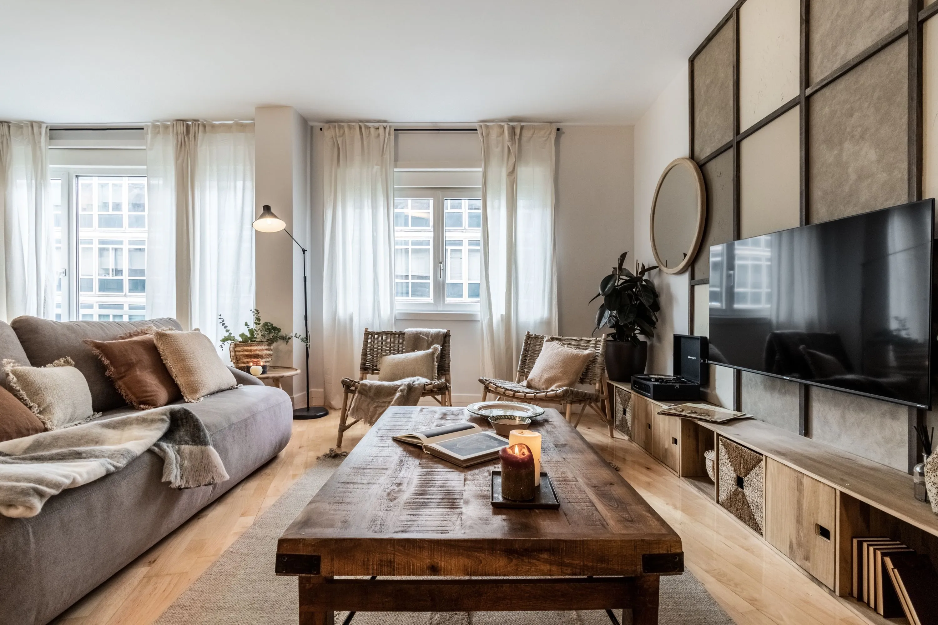 Expansive Madrid Penthouse With High-speed Fiber & Pro Workspace For Remote Work #4