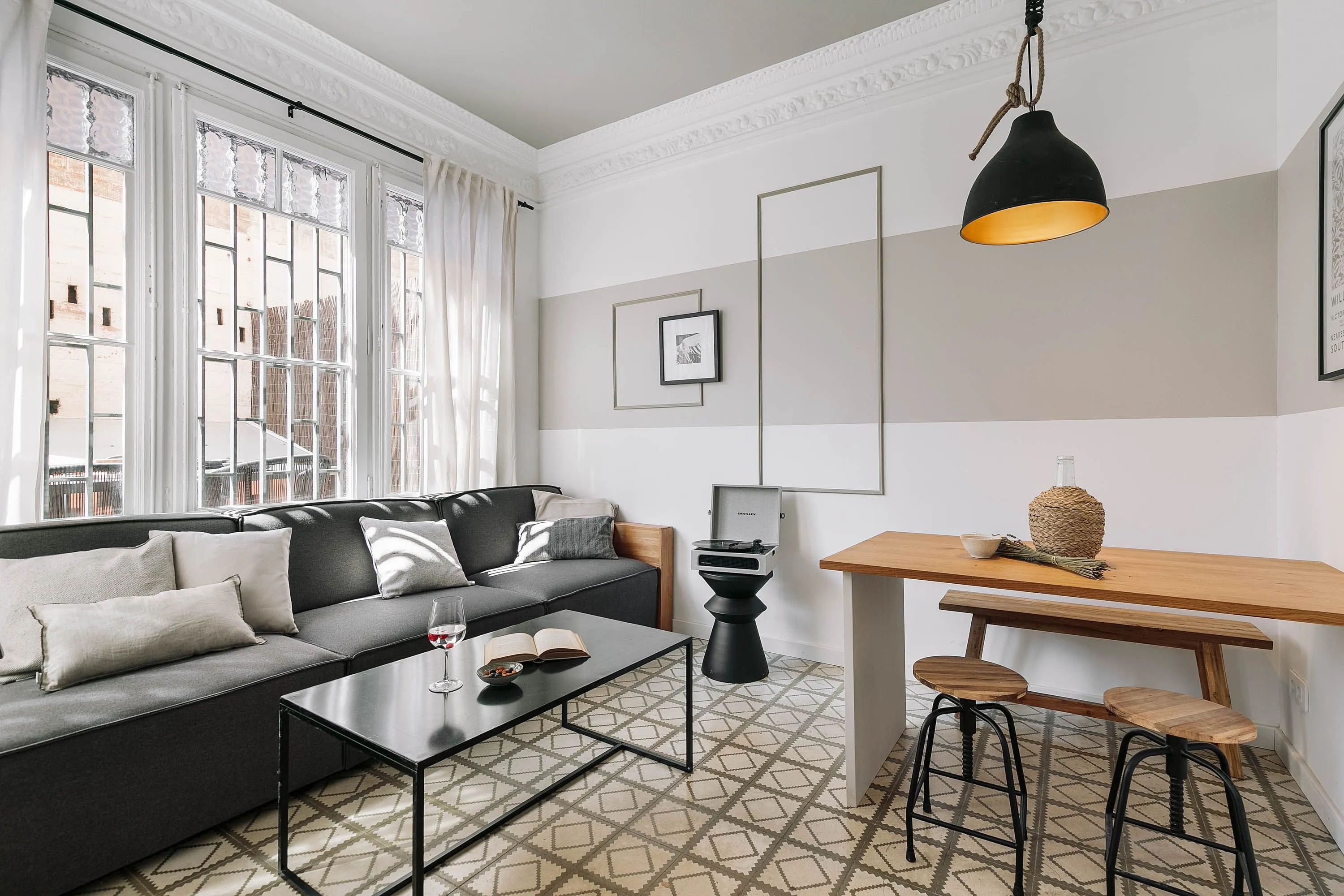 Trendy 3br Flat With Pro Work Setup & Gigabit Internet In Barcelona #3