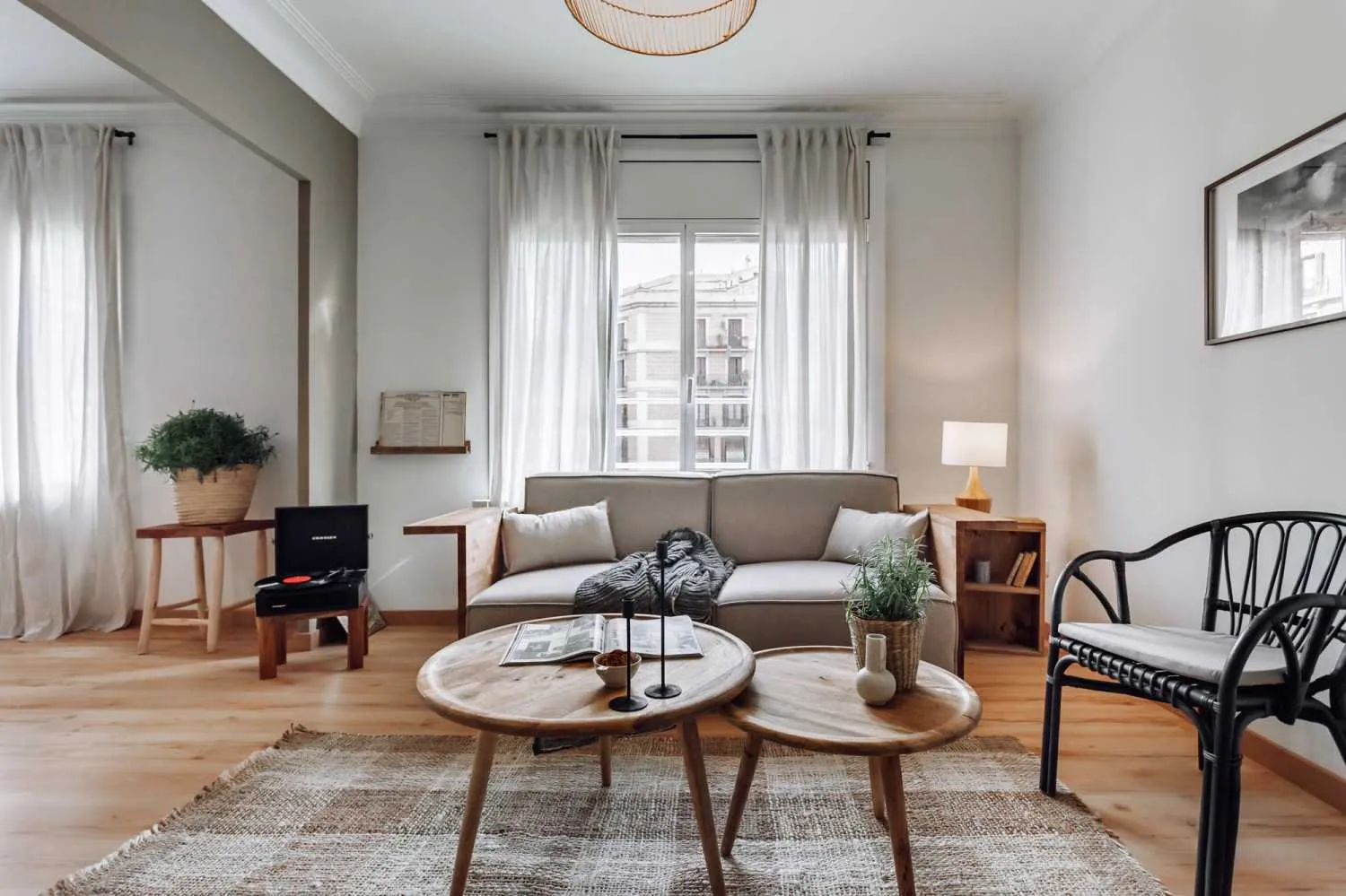 Airy Designer Flat With Pro Work Setup And Modern Kitchen In Barcelona #3