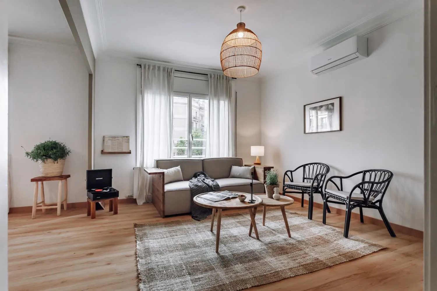 Airy Designer Flat With Pro Work Setup And Modern Kitchen In Barcelona #2