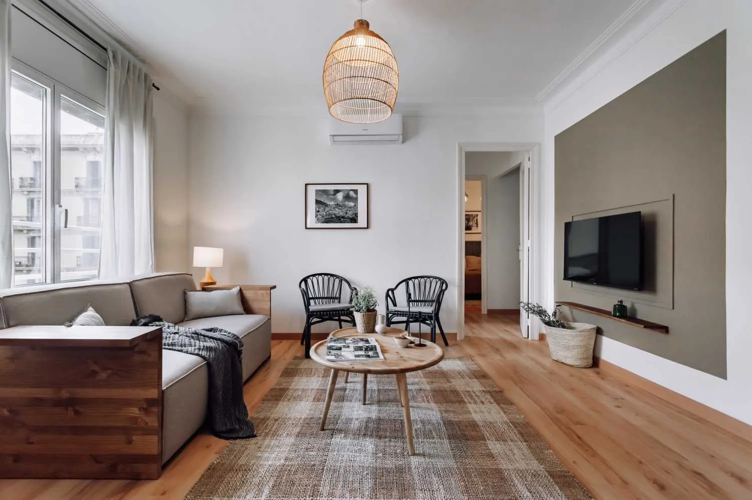 Airy Designer Flat With Pro Work Setup And Modern Kitchen In Barcelona #4