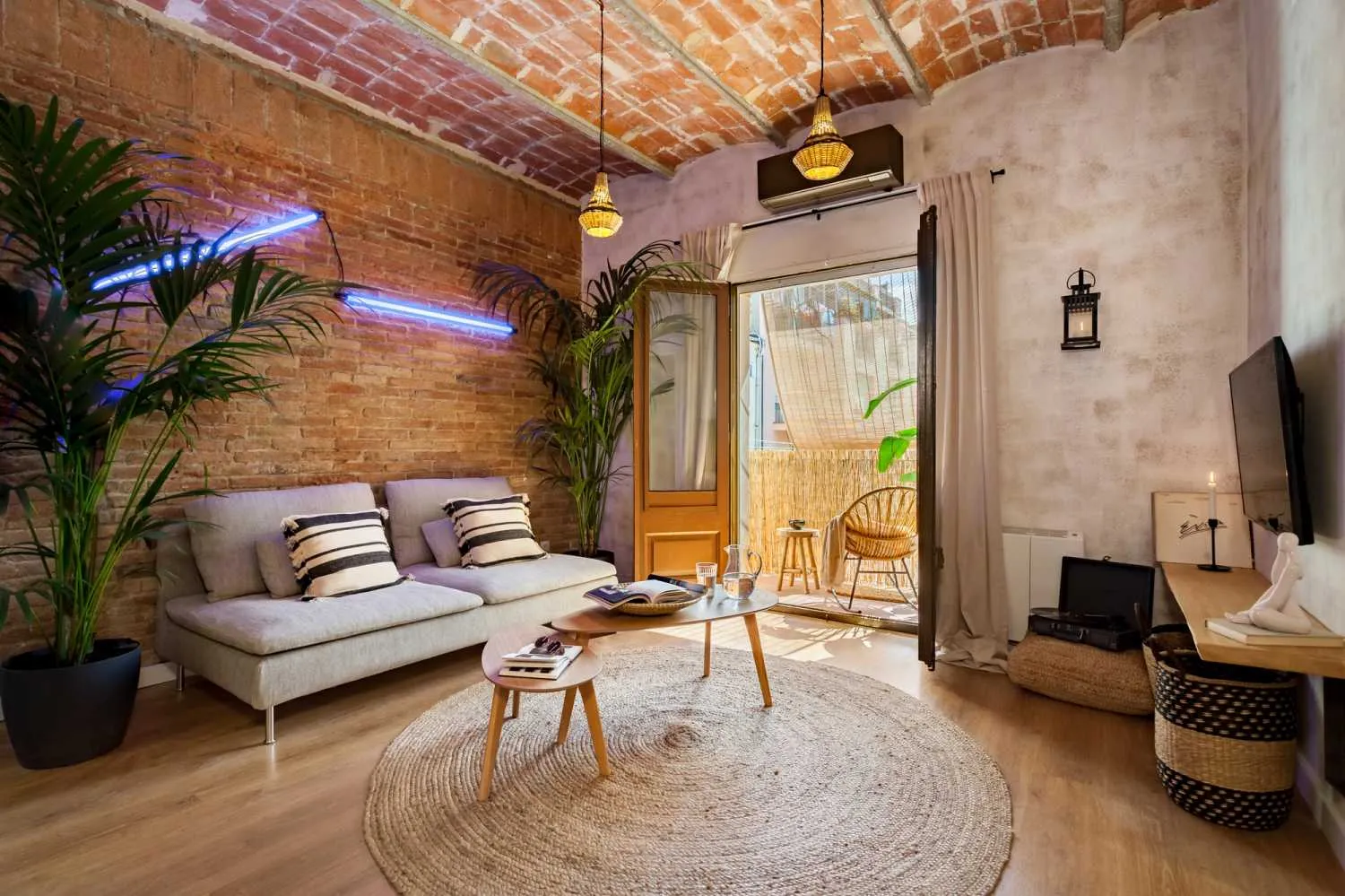 Impressive 2-bed Barcelona Flat With Premium Home Office Setup And Chef's Kitchen #3