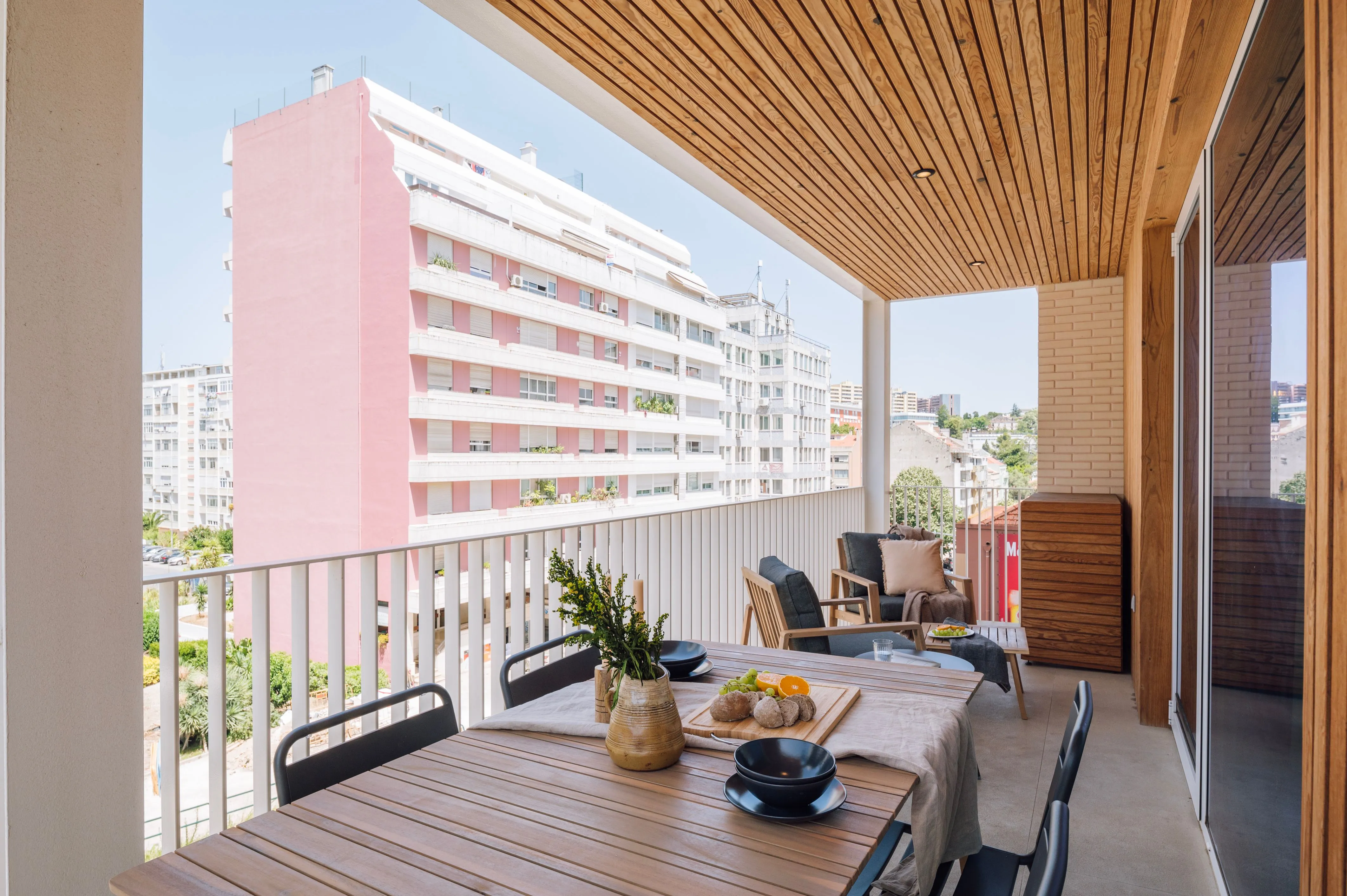 Modern Lisbon Flat With High-speed Fiber & Premium Workspace For Remote Productivity #2