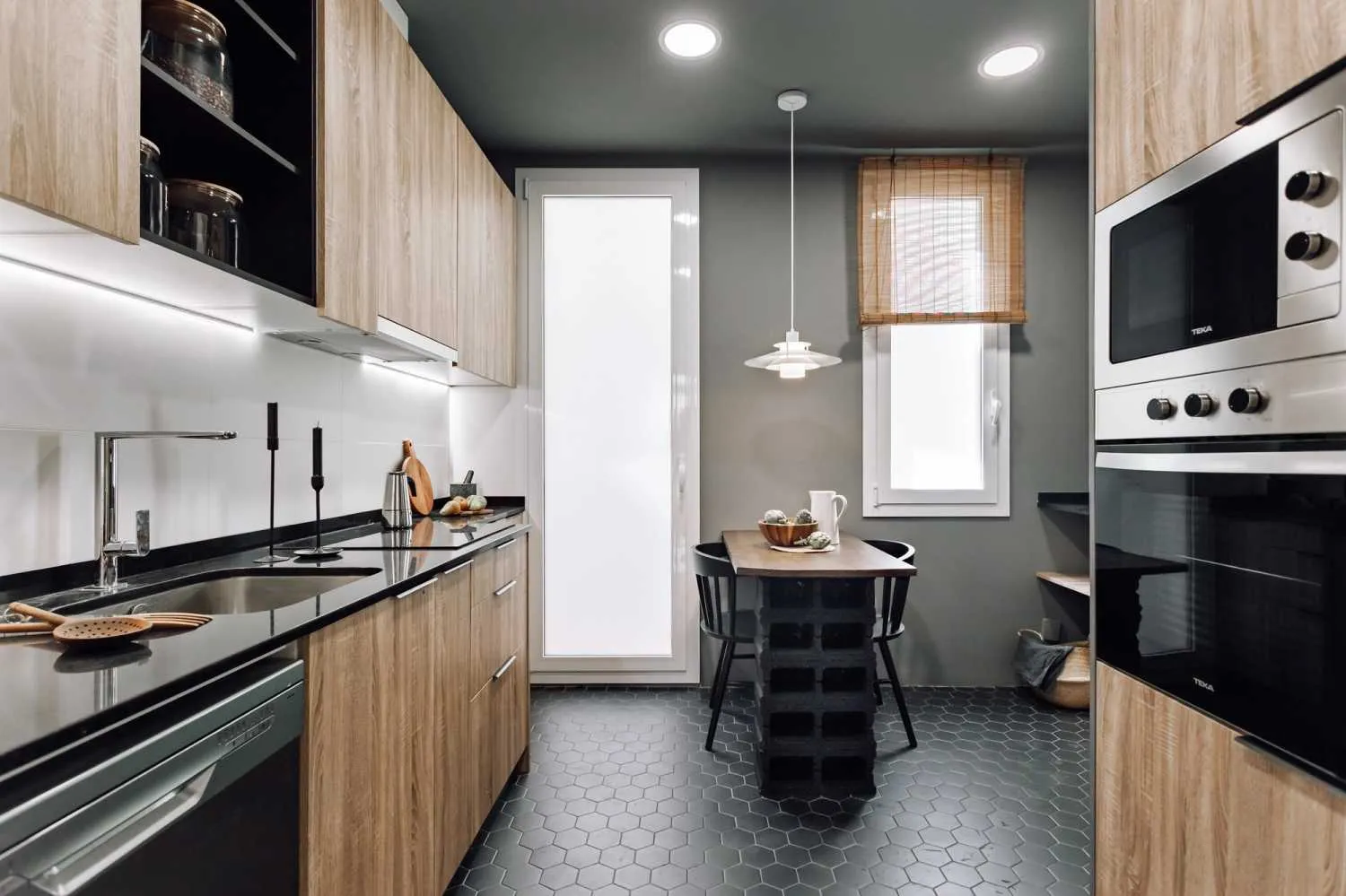 Curated Barcelona Flat  High-speed Fiber, External Displays & Chef's Kitchen  Digital Nomads... #4