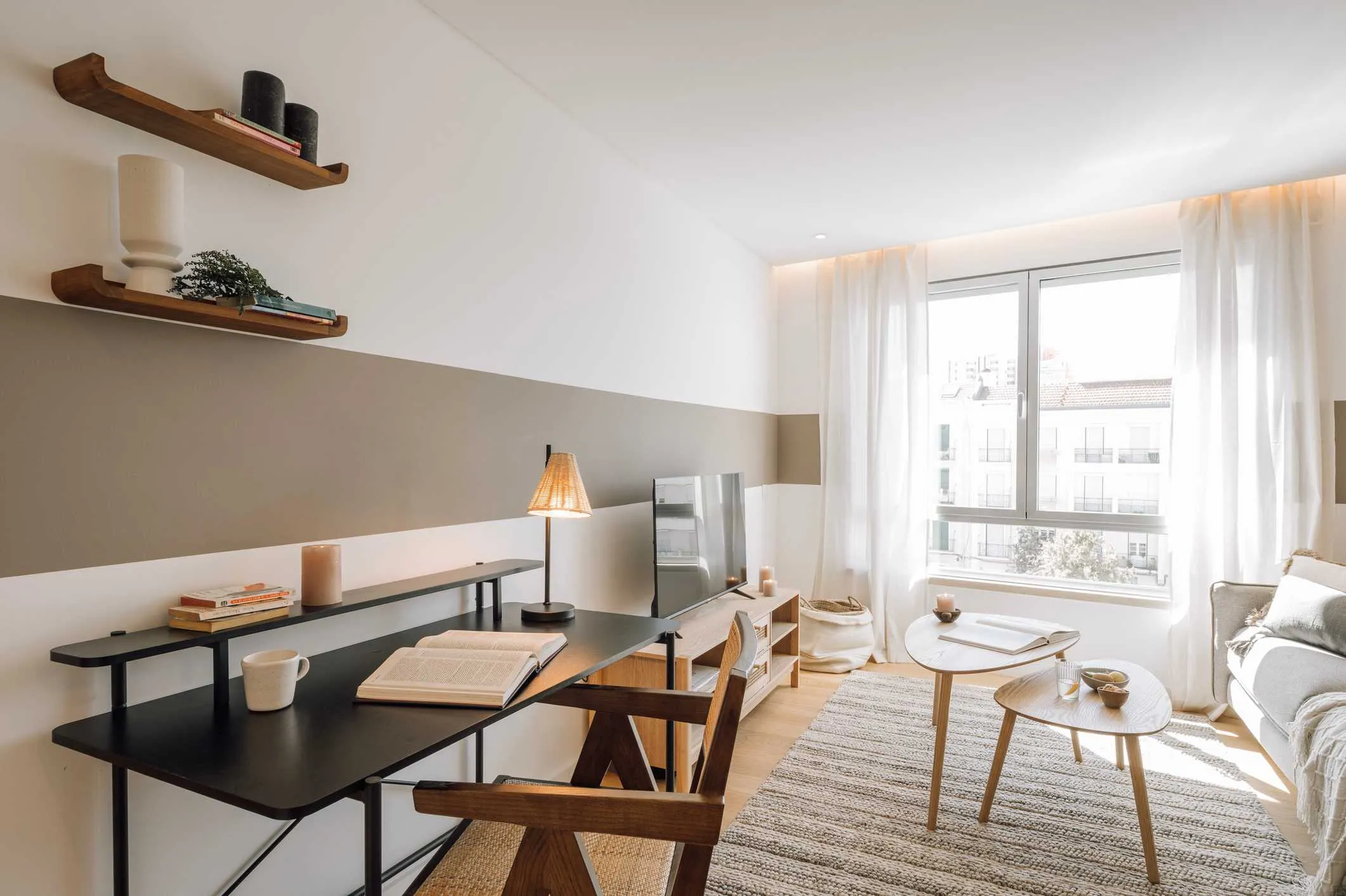 Refined Lisbon City Flat With High-speed Fiber & Professional Home Office Setup #4