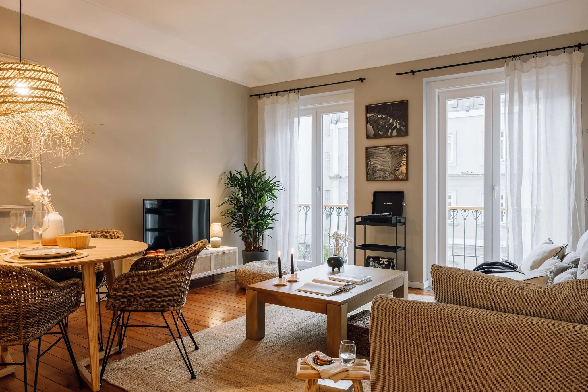 Curated Lisbon Flat With Gigabit Internet, Dual Monitors & Podcast-ready Workspace #3