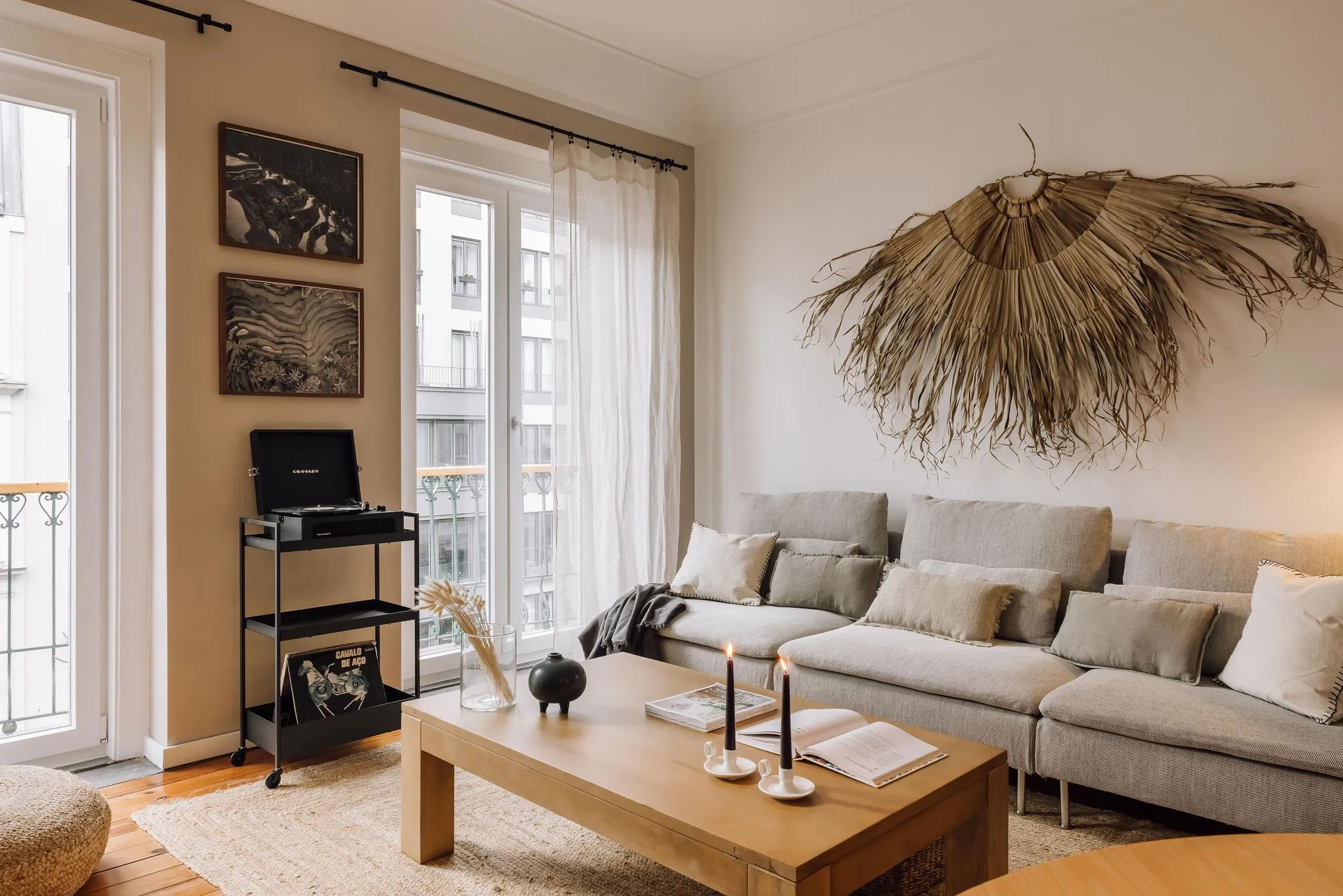 Curated Lisbon Flat With Gigabit Internet, Dual Monitors & Podcast-ready Workspace #2