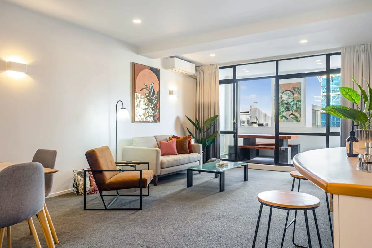 Designer Executive Apartment In Auckland - Charming 2br With Dedicated Home Office & Balcony