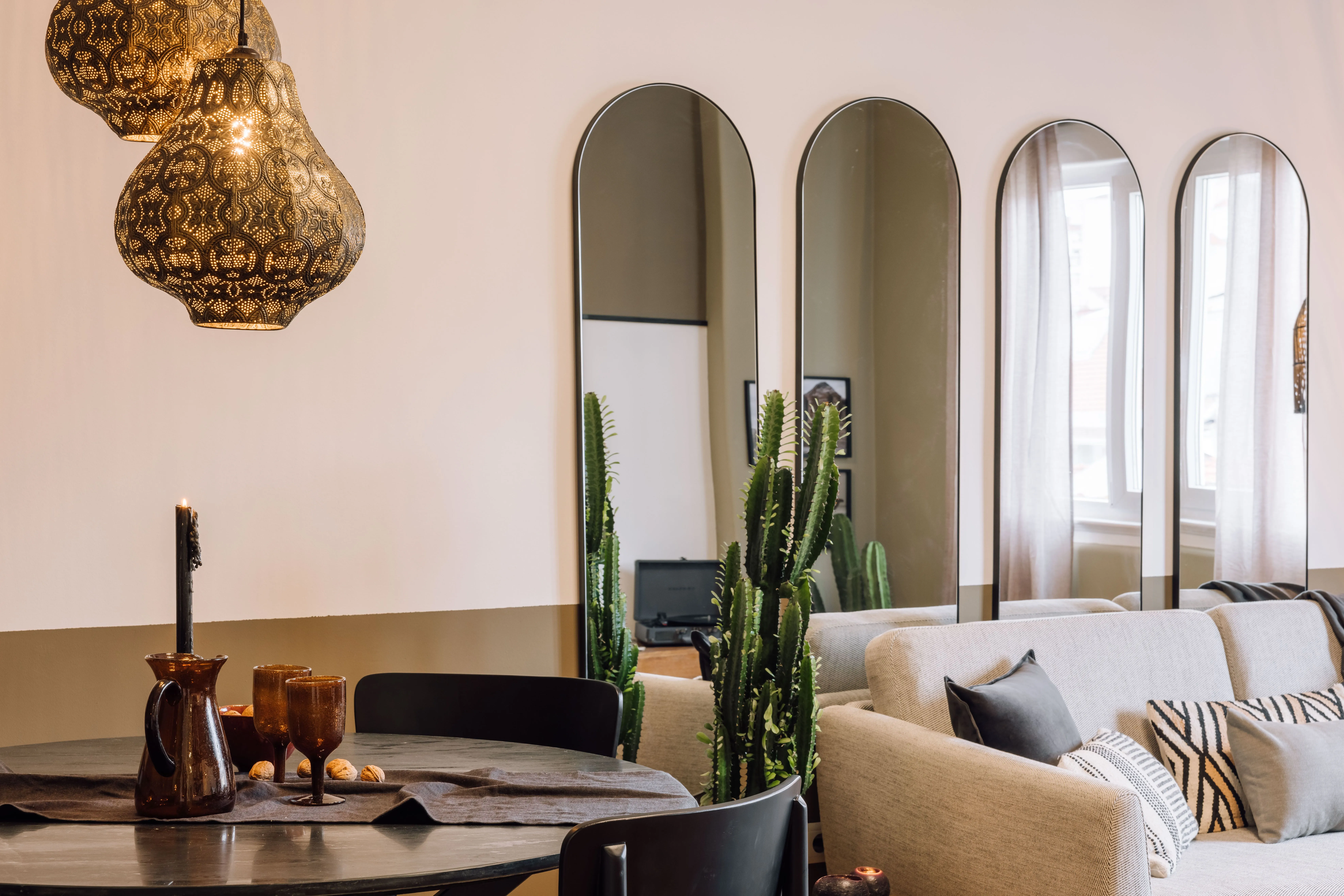 Sophisticated Lisbon Flat With Ultra-fast Wifi & Ergonomic Home Office Setup #3