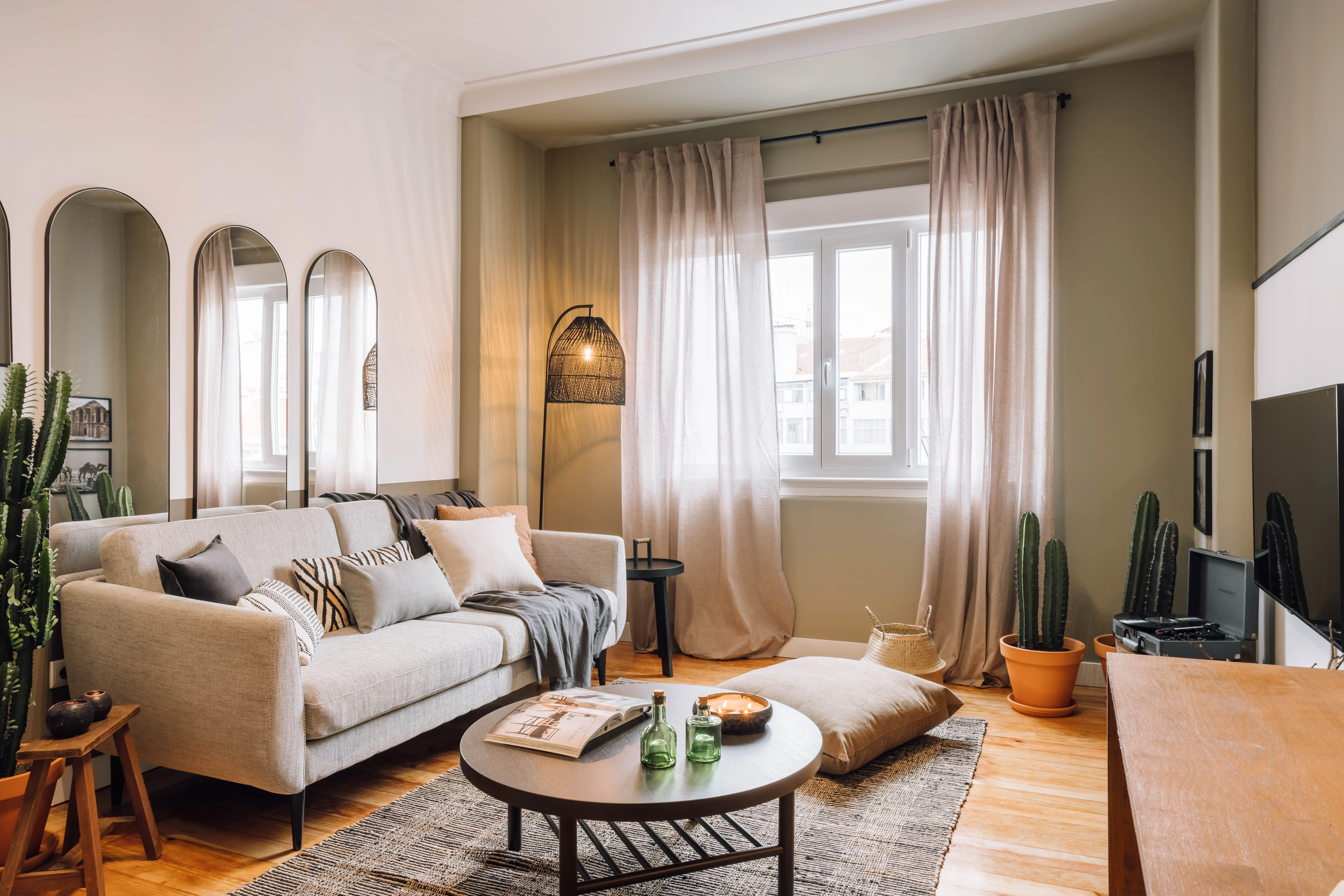 Sophisticated Lisbon Flat With Ultra-fast Wifi & Ergonomic Home Office Setup #4