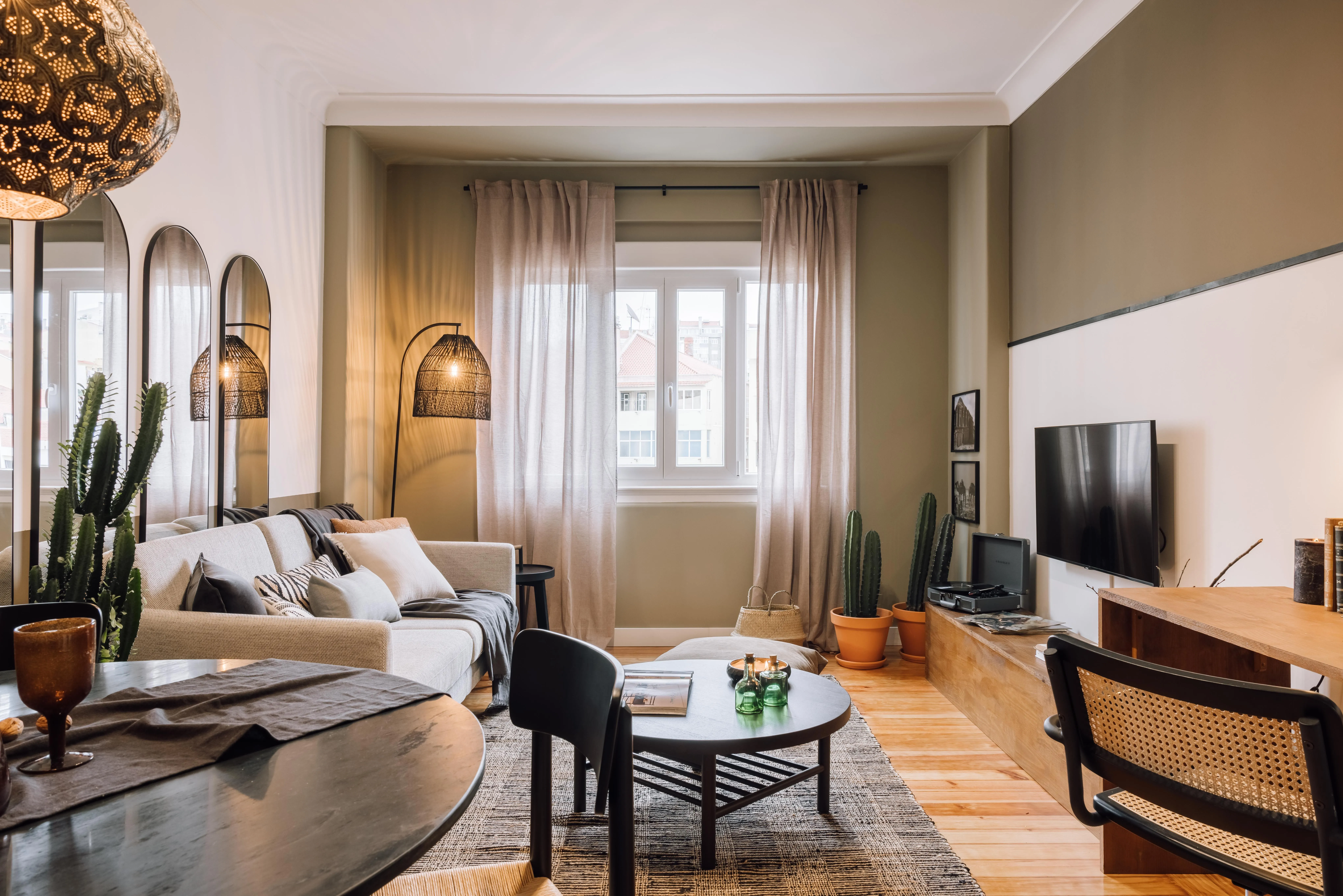 Sophisticated Lisbon Flat With Ultra-fast Wifi & Ergonomic Home Office Setup #2