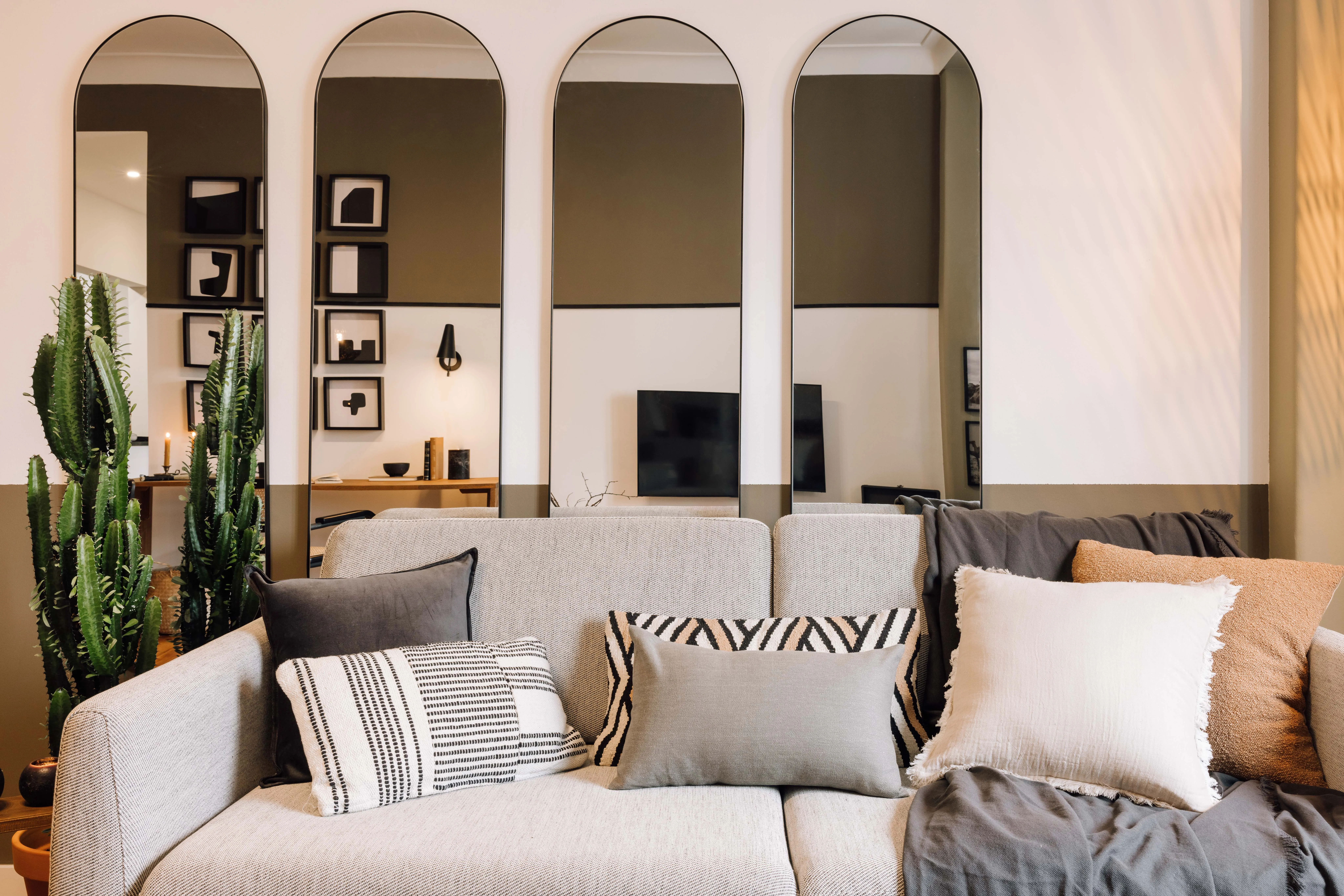 Sophisticated Lisbon Flat With Ultra-fast Wifi & Ergonomic Home Office Setup #5