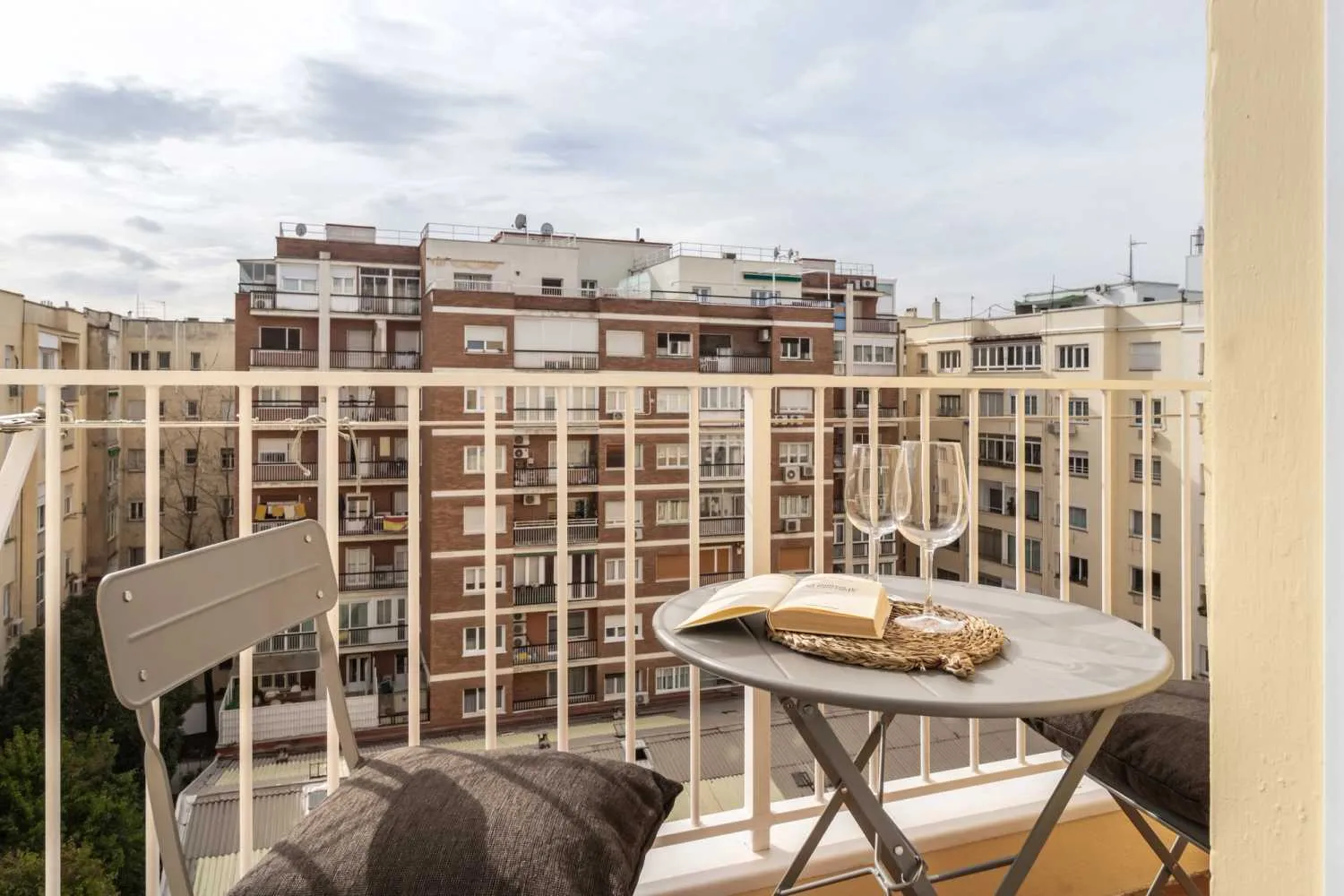 Modern Madrid Flat With High-speed Fiber & Professional Home Office Setup #2