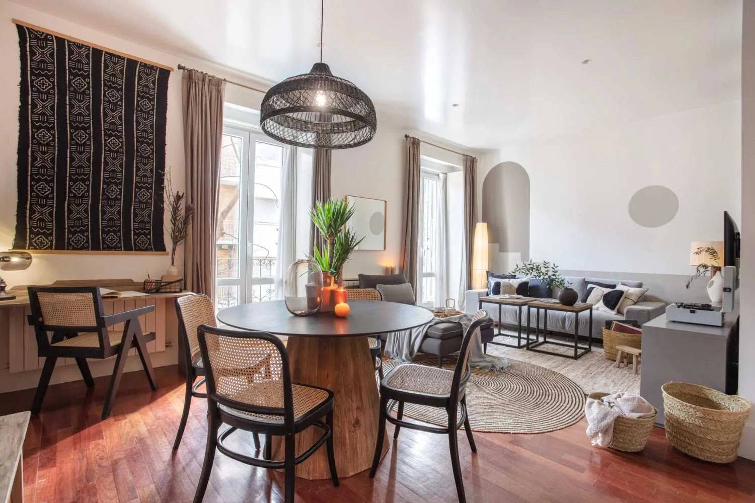 Vast Madrid Flat With Premium Workspace, Ultra-fast Wifi & Modern Kitchen #3