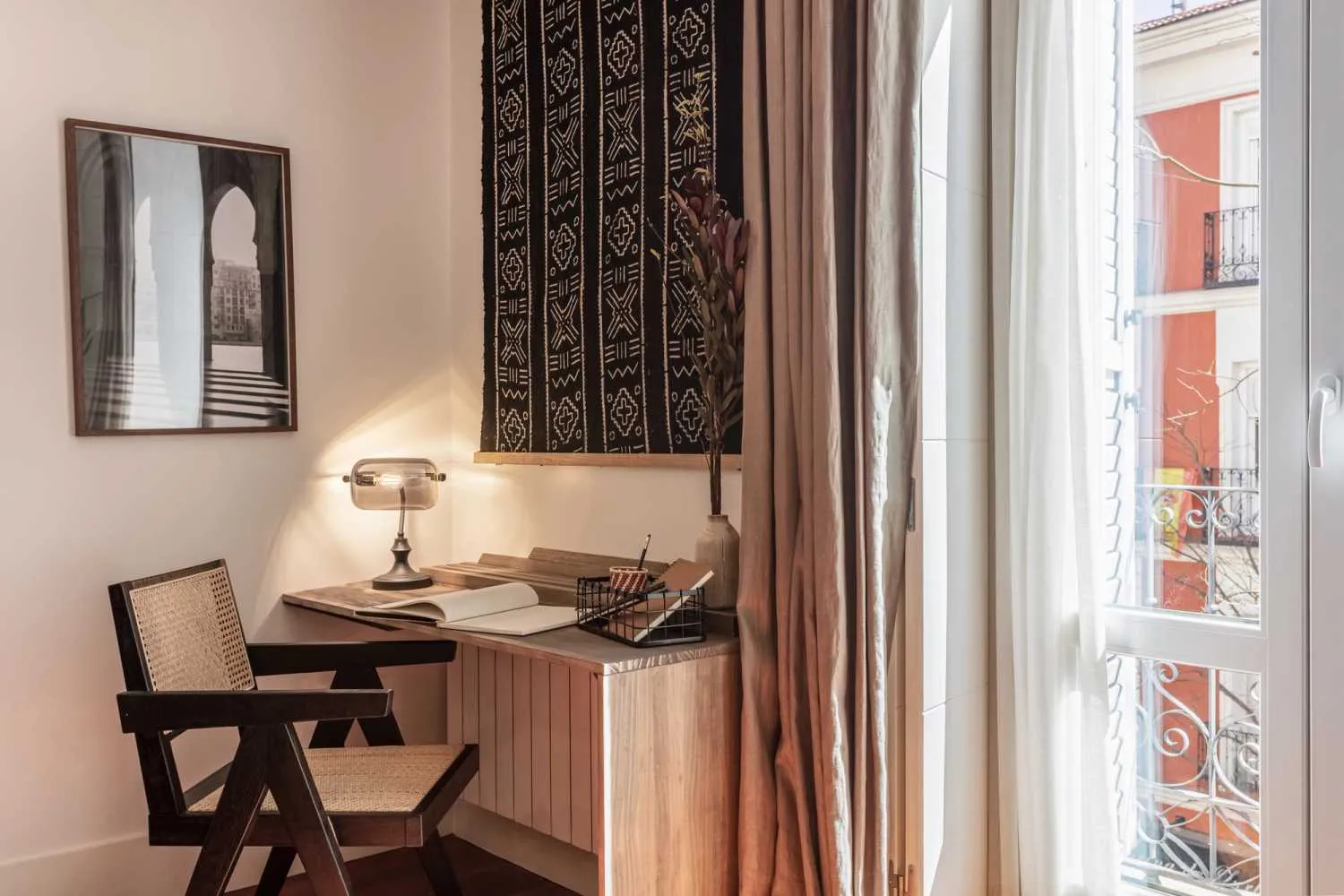 Vast Madrid Flat With Premium Workspace, Ultra-fast Wifi & Modern Kitchen #4