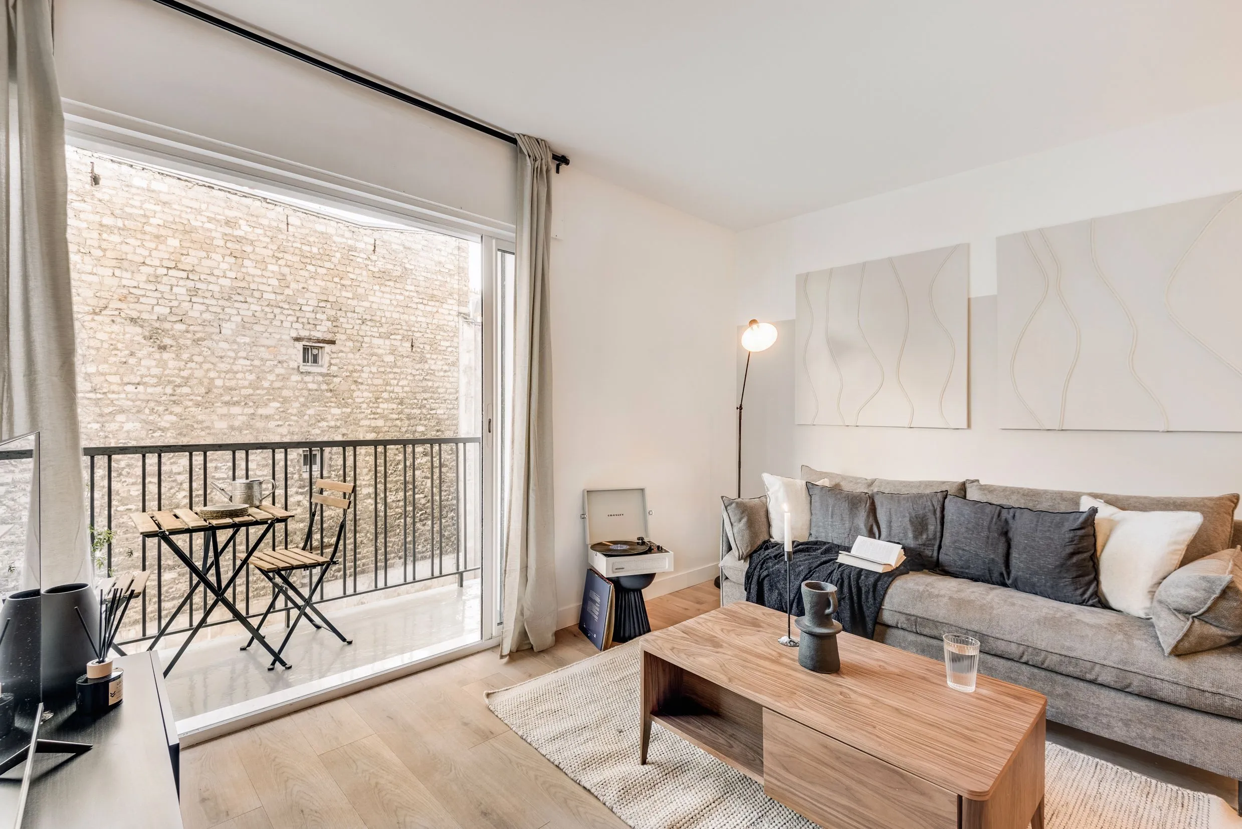 Chic Paris Flat With Private Office, Gigabit Internet & Balcony-- For Remote Work #3
