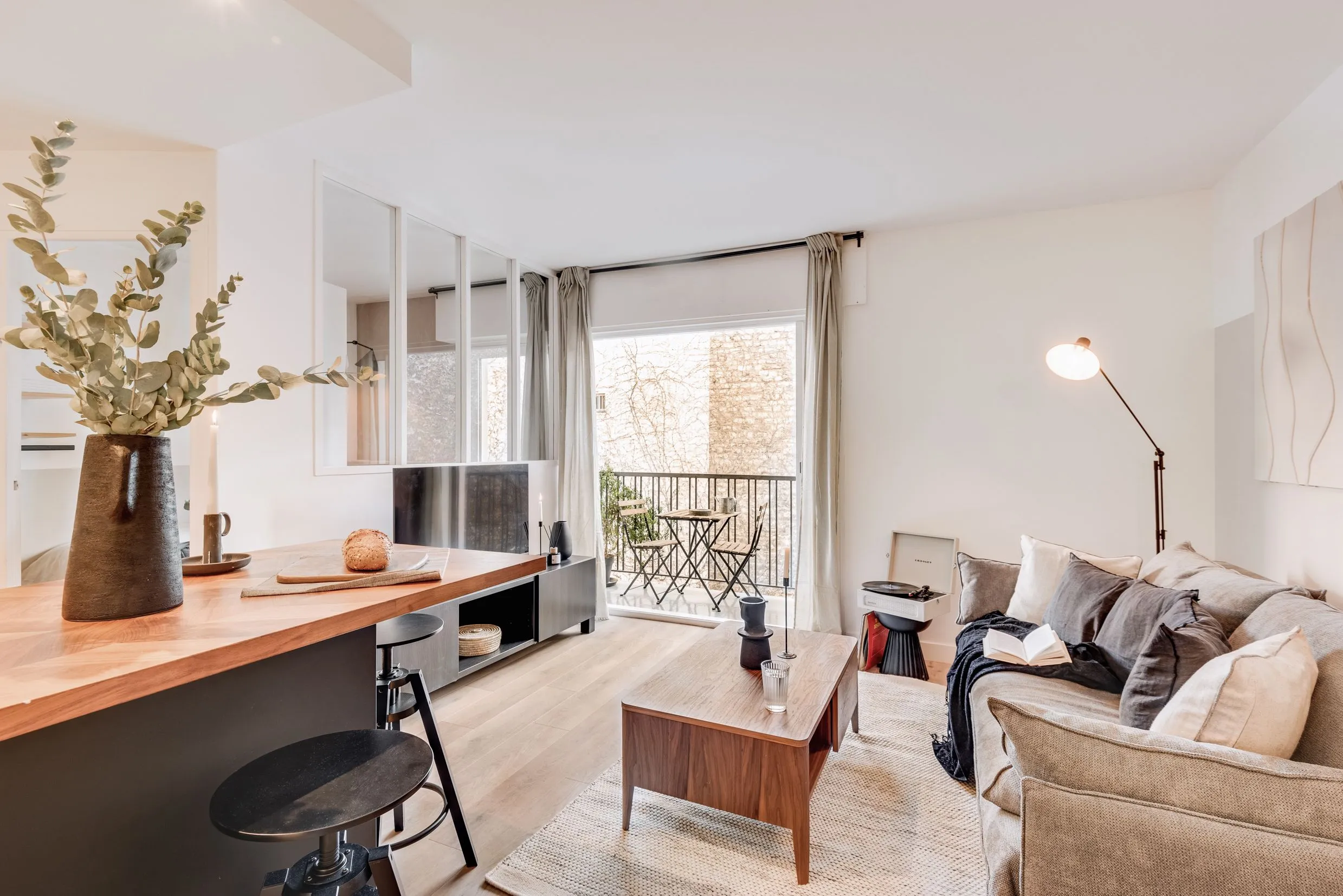 Chic Paris Flat With Private Office, Gigabit Internet & Balcony-- For Remote Work #2