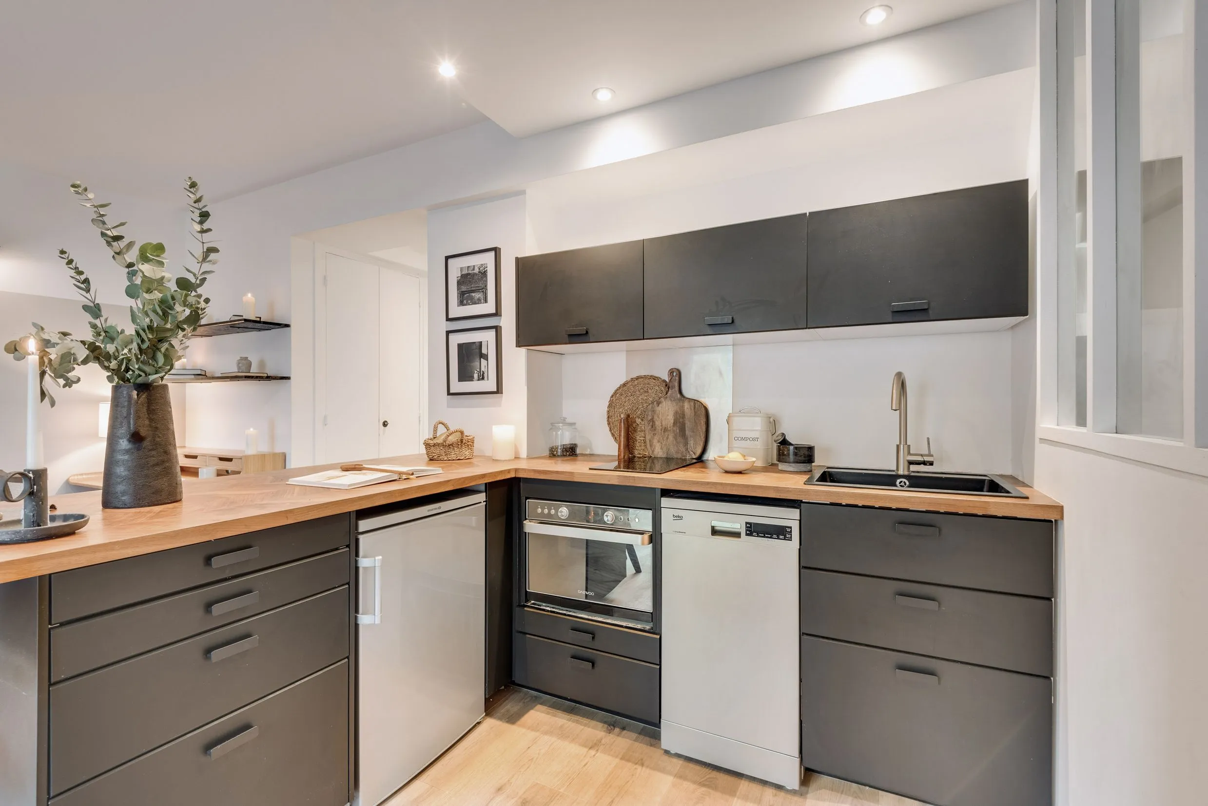 Chic Paris Flat With Private Office, Gigabit Internet & Balcony-- For Remote Work #4