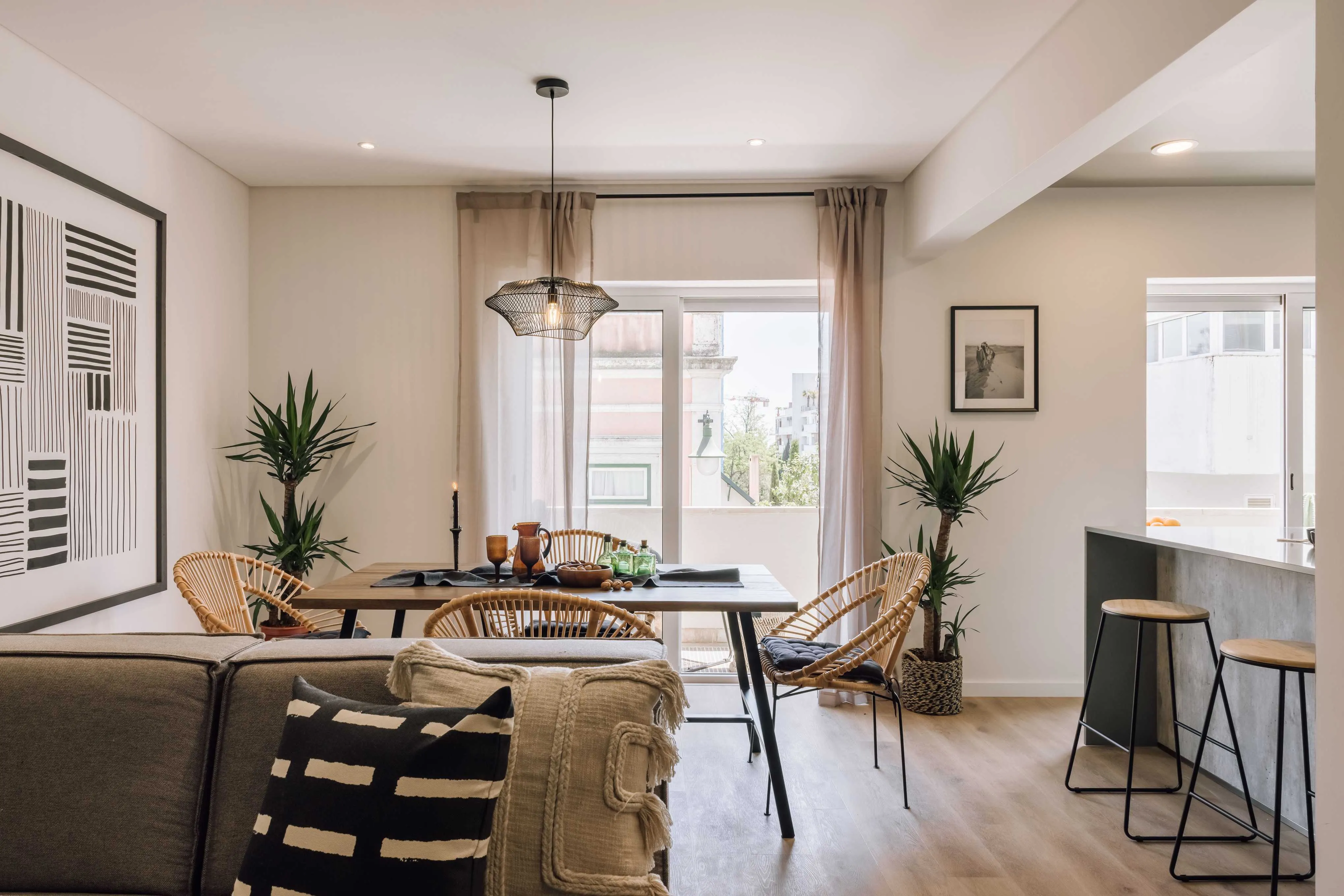 Airy Lisbon City Flat With Gigabit Internet, Dual Monitors & Pro Setup For Digital Nomads #4