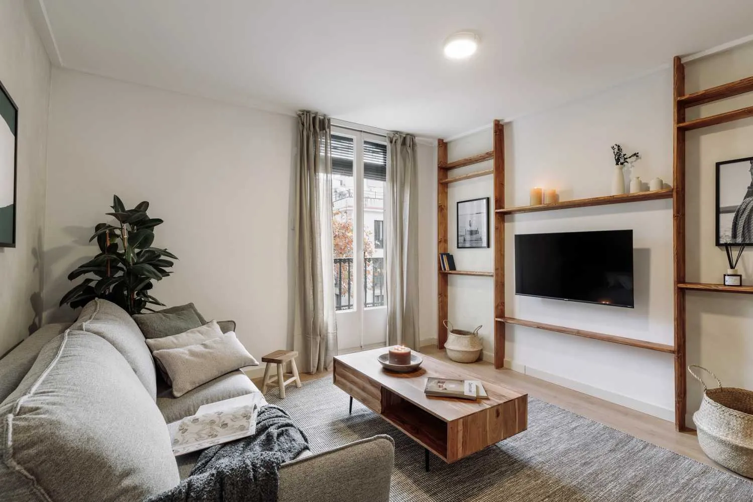 Airy Barcelona Flat With Ultra-fast Wifi & Pro Home Office Setup In City Center #4