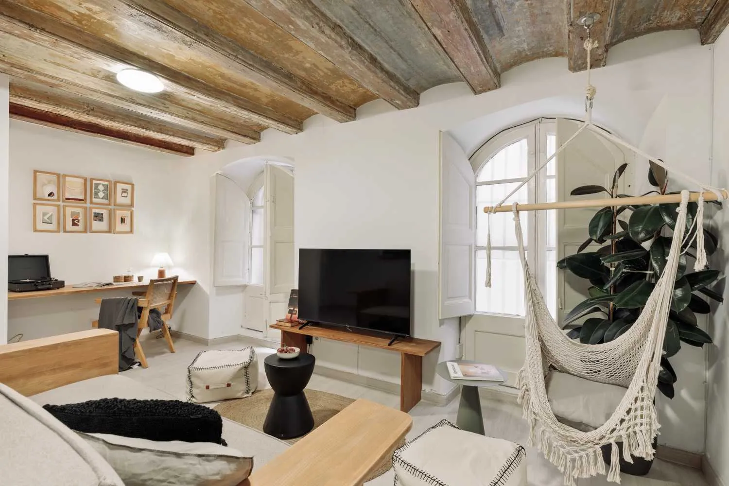 Airy Barcelona Flat With Gigabit Internet & Professional Home Office Setup #3