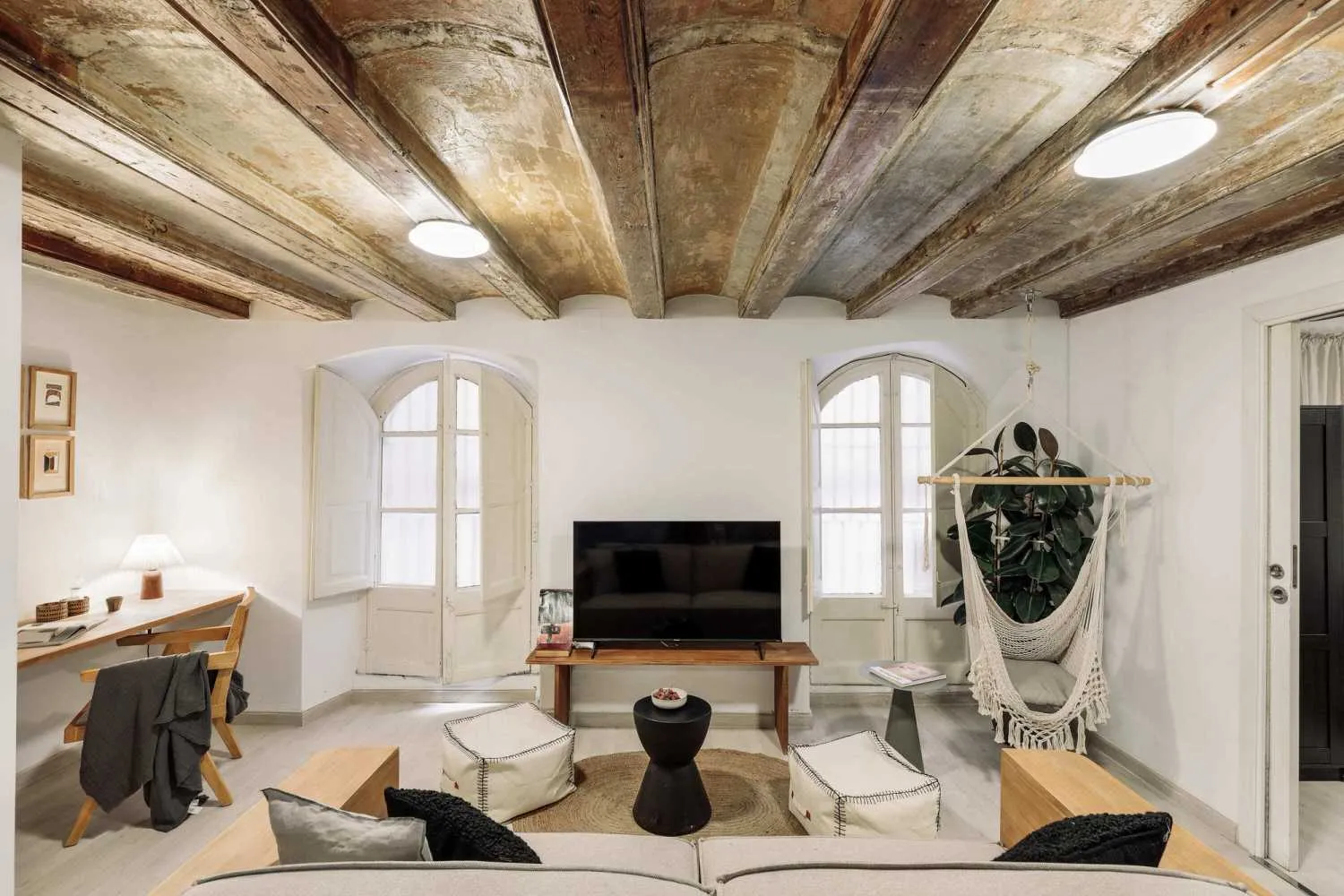 Airy Barcelona Flat With Gigabit Internet & Professional Home Office Setup #4
