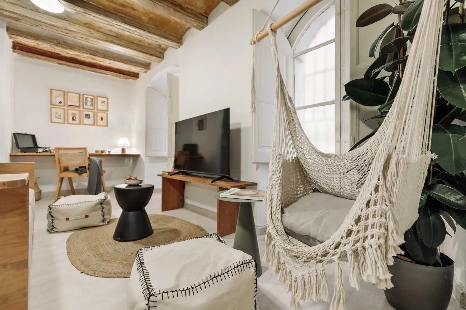 Airy Barcelona Flat With Gigabit Internet & Professional Home Office Setup #2
