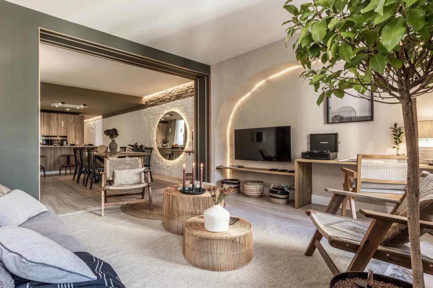 Sophisticated Madrid Flat With Ultra-fast Wifi, Dual Monitors & Pro Workspace #2