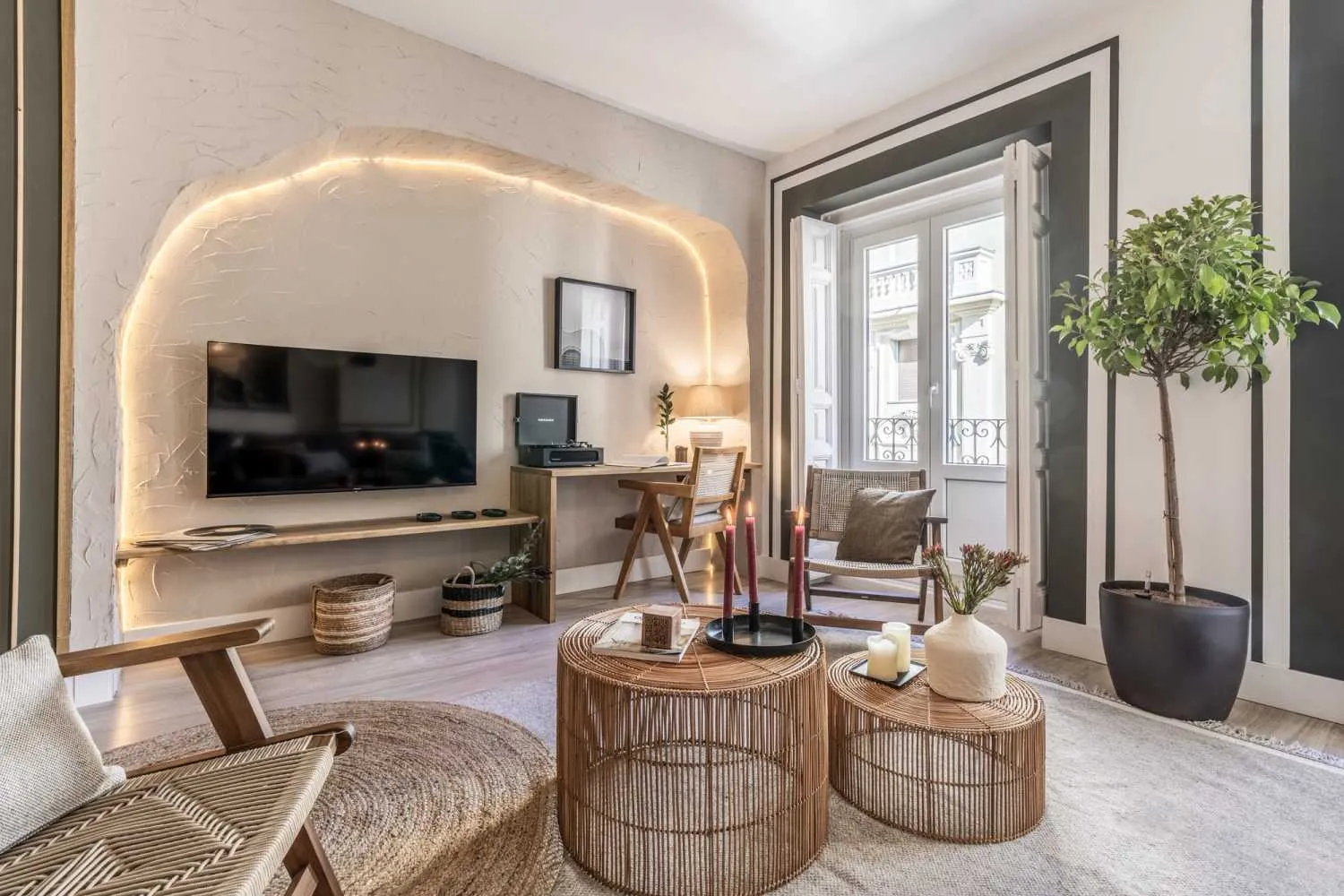 Sophisticated Madrid Flat With Ultra-fast Wifi, Dual Monitors & Pro Workspace #3