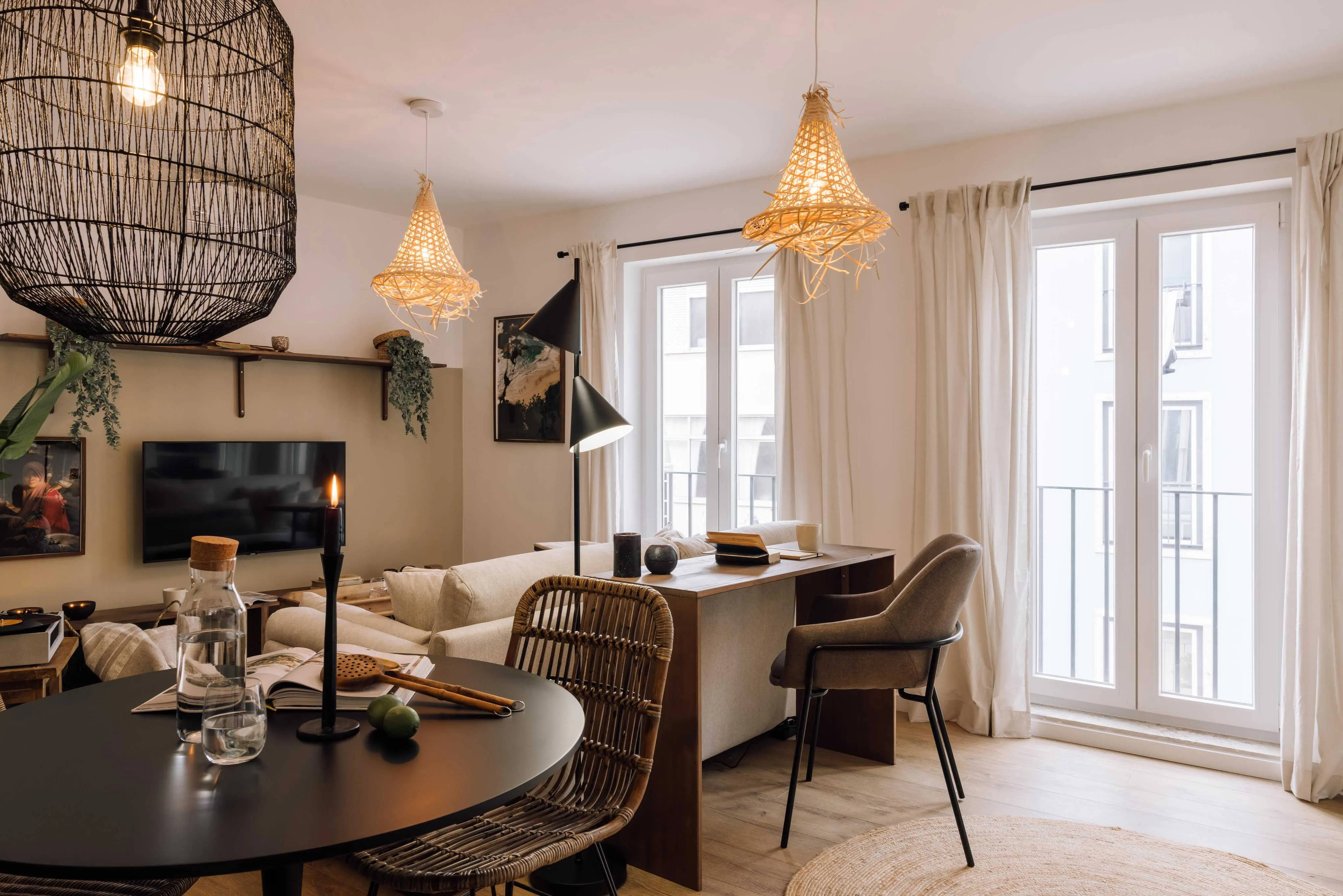 Sophisticated Lisbon Flat With Ultra-fast Wifi, Dual Monitors & Chef's Kitchen #4
