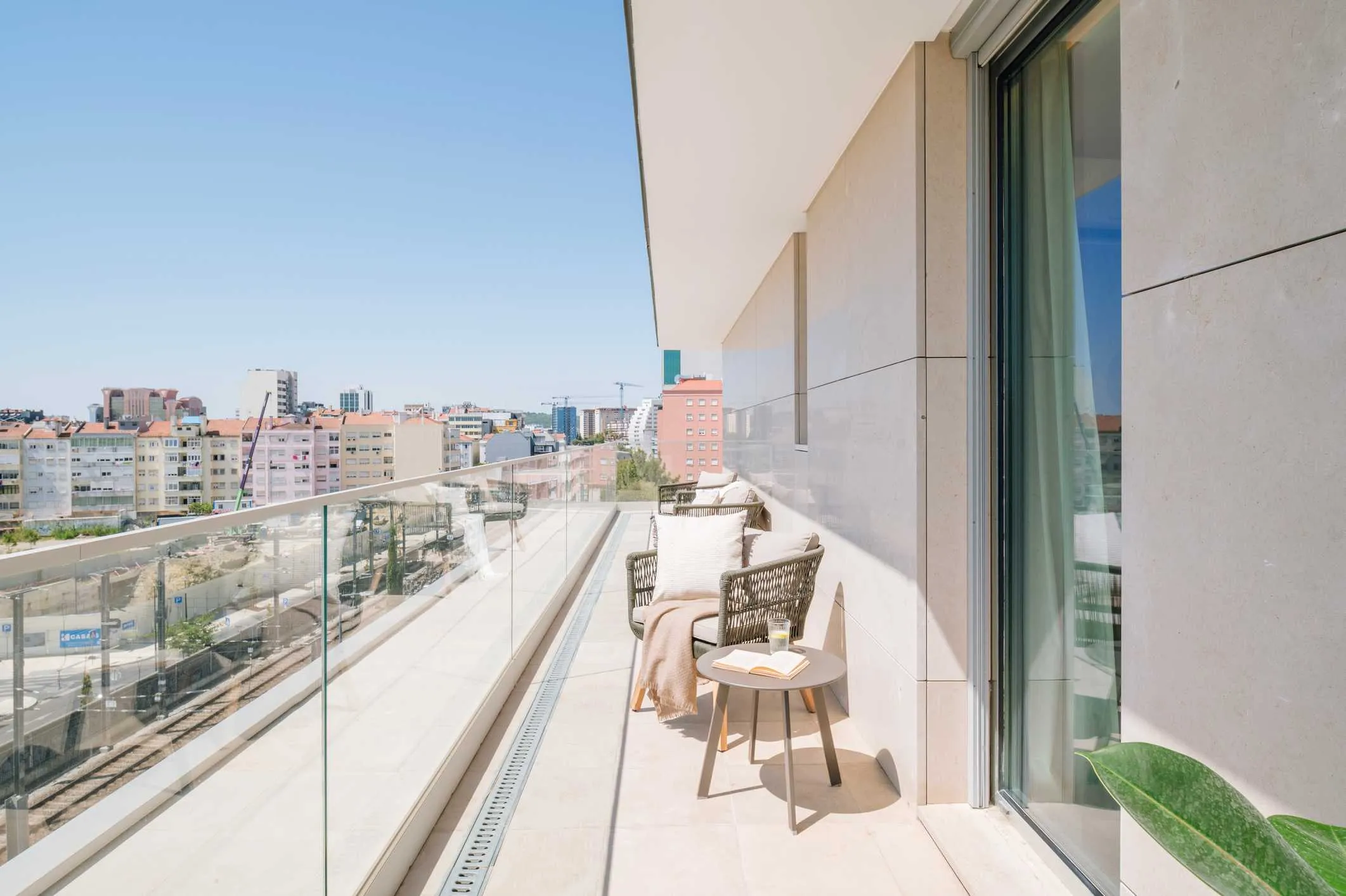 Expansive Lisbon Flat With Premium Home Office Setup And High-speed Fiber Connectivity #4