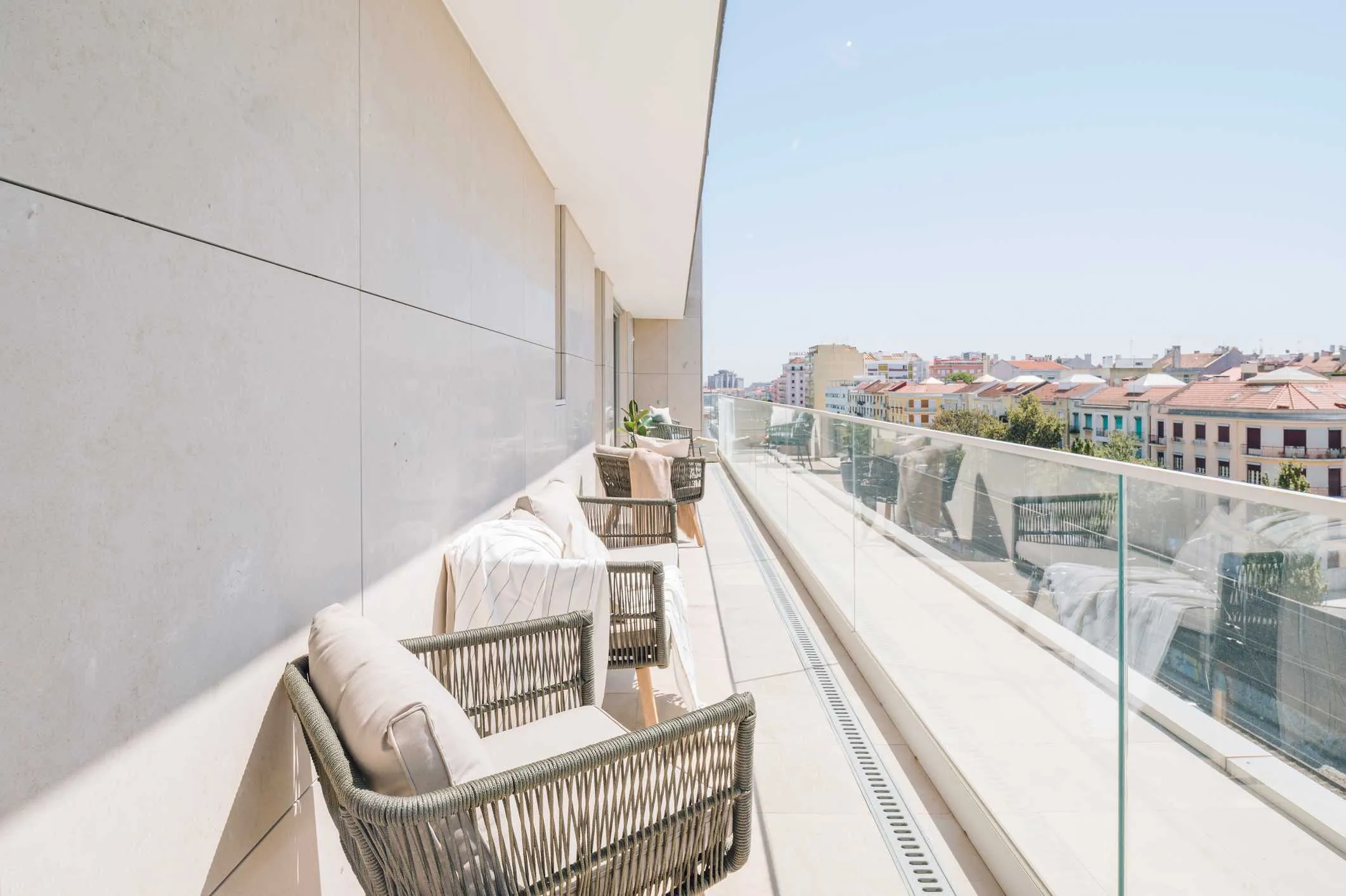 Expansive Lisbon Flat With Premium Home Office Setup And High-speed Fiber Connectivity #3