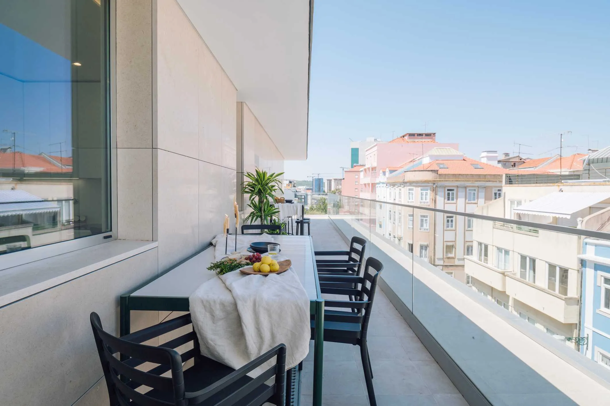 Expansive Lisbon Flat With Premium Home Office Setup And High-speed Fiber Connectivity #2