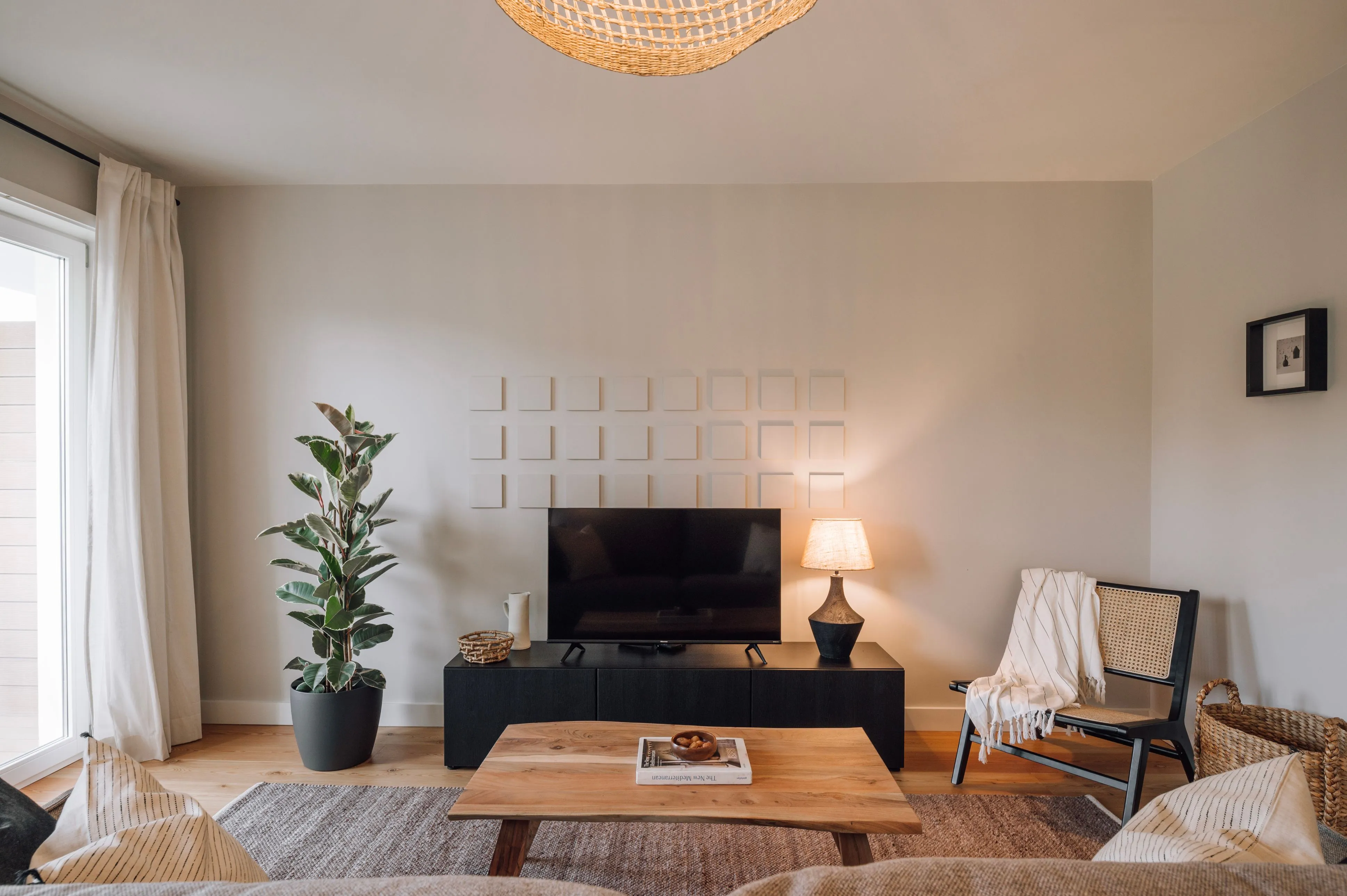 Airy Lisbon 2-bed Flat With High-speed Fiber, External Displays & Pro Workspace Setup #3
