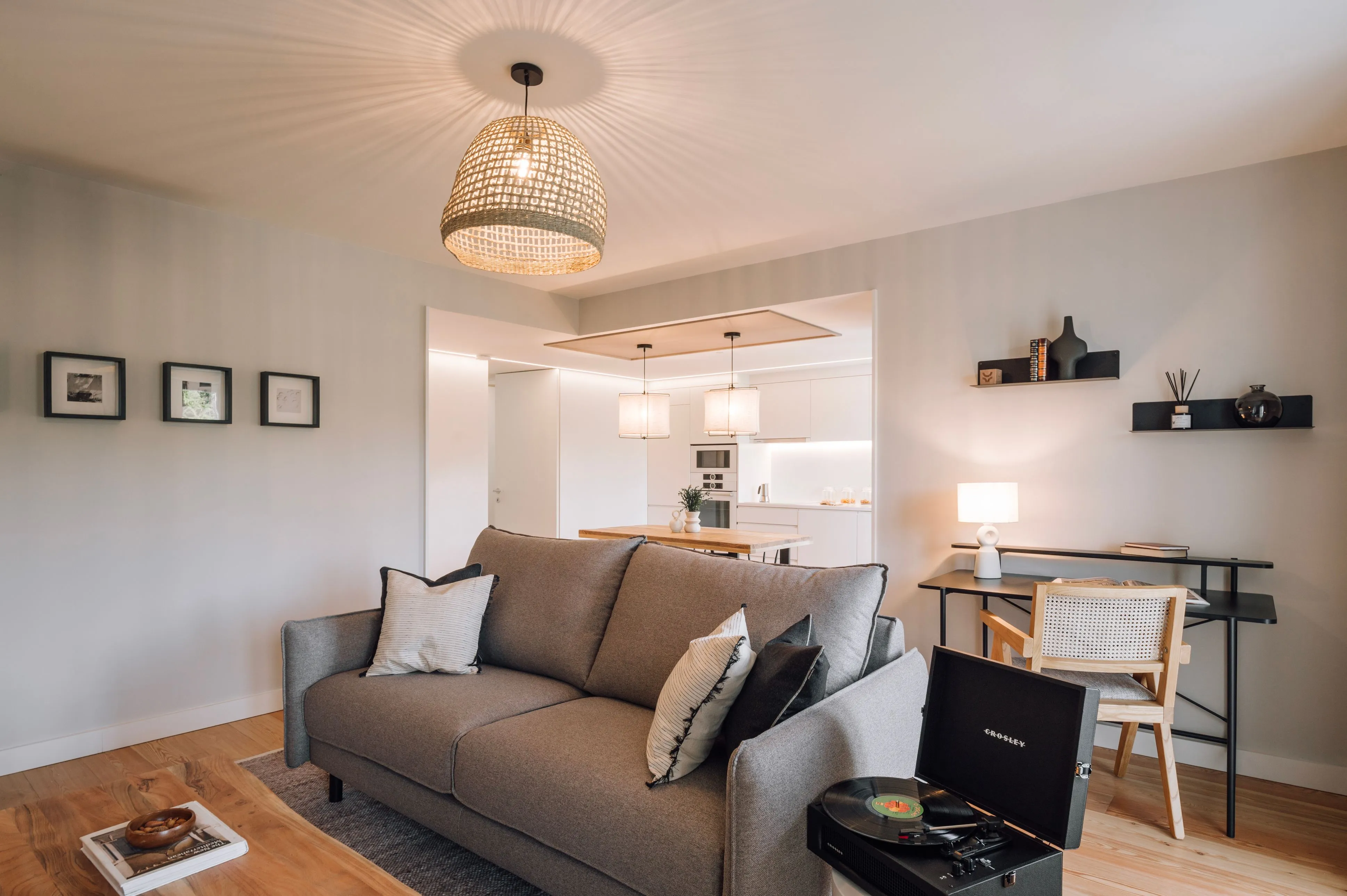 Airy Lisbon 2-bed Flat With High-speed Fiber, External Displays & Pro Workspace Setup #4